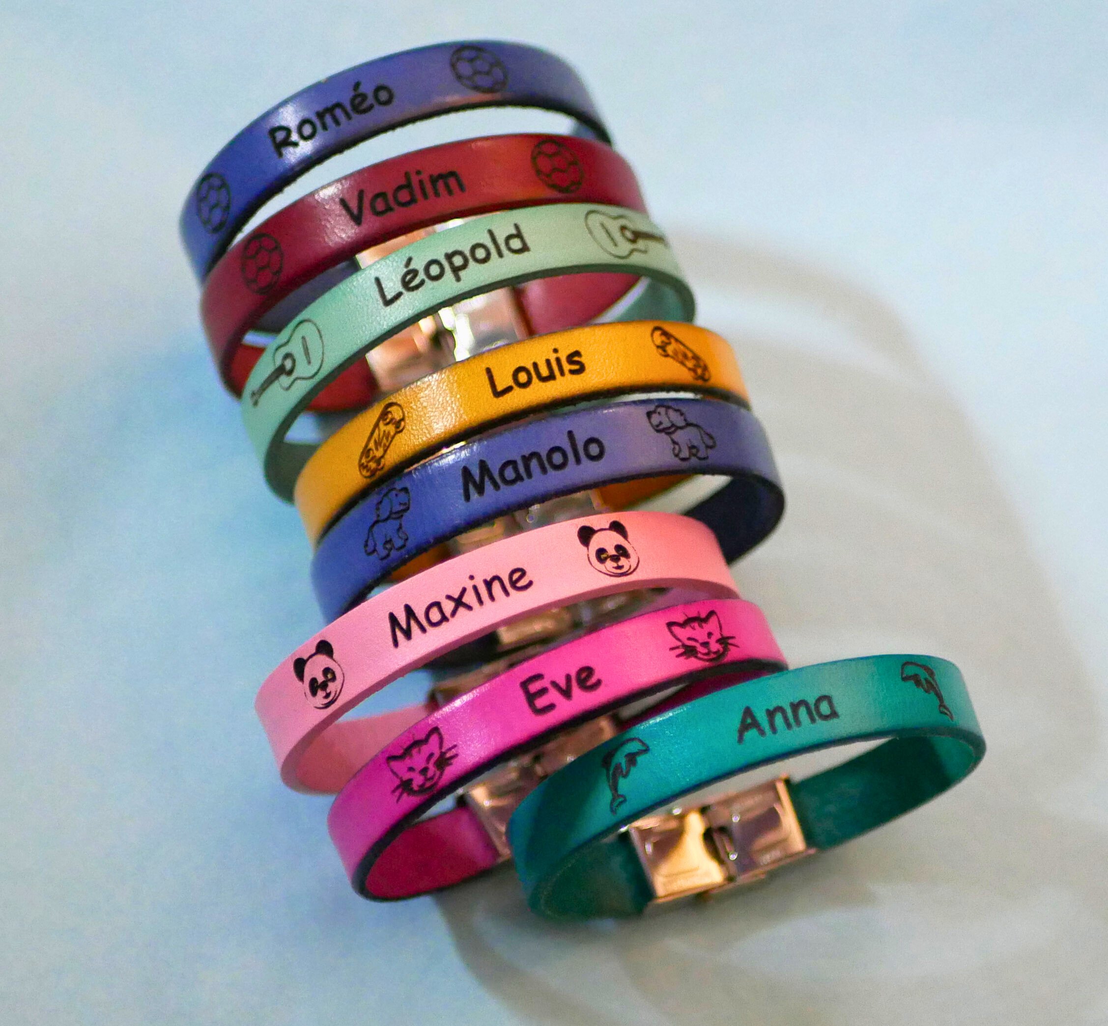Pulsera de cuero personalizada para ni&ntilde;os grabada con un nombre enmarcado con dibujos de su elecci&oacute;n