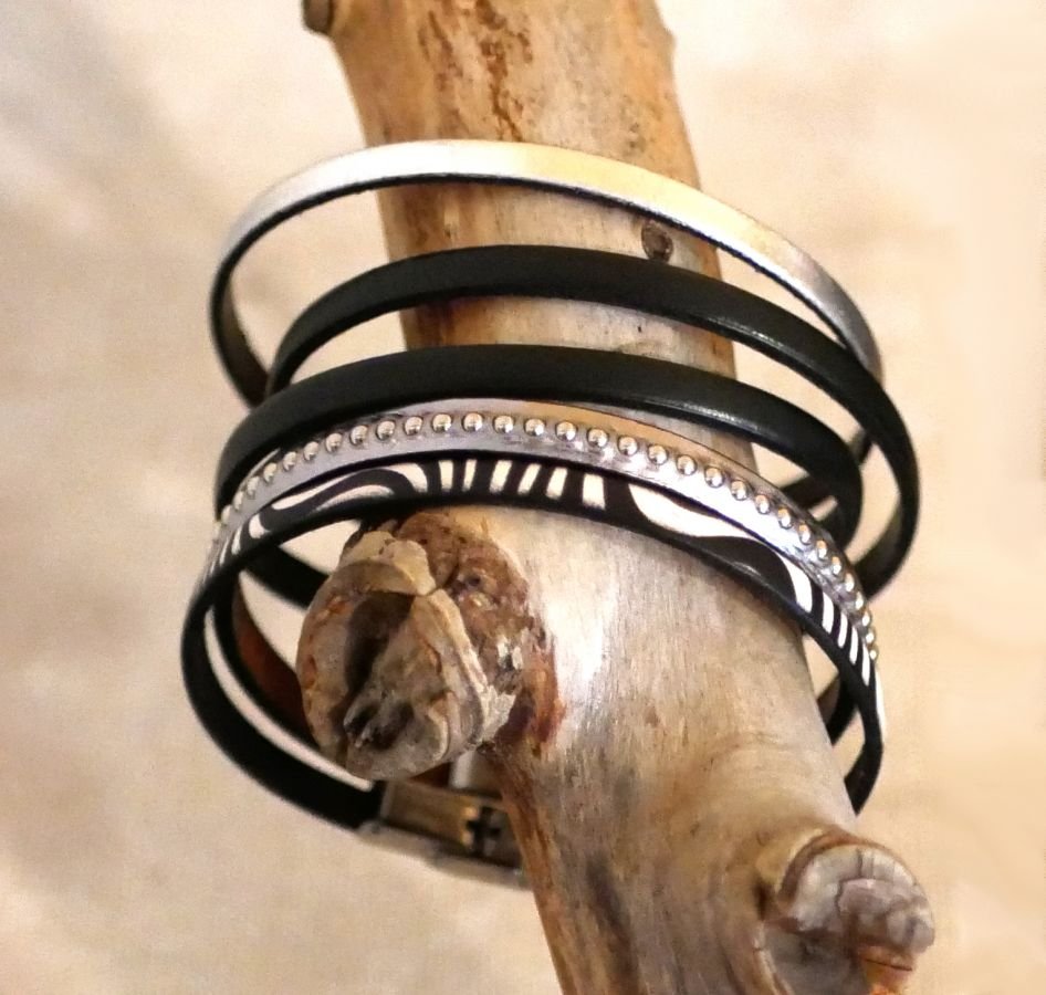 Pulsera de mujer de cuero metalizado gris oscuro con cuentas plateadas 