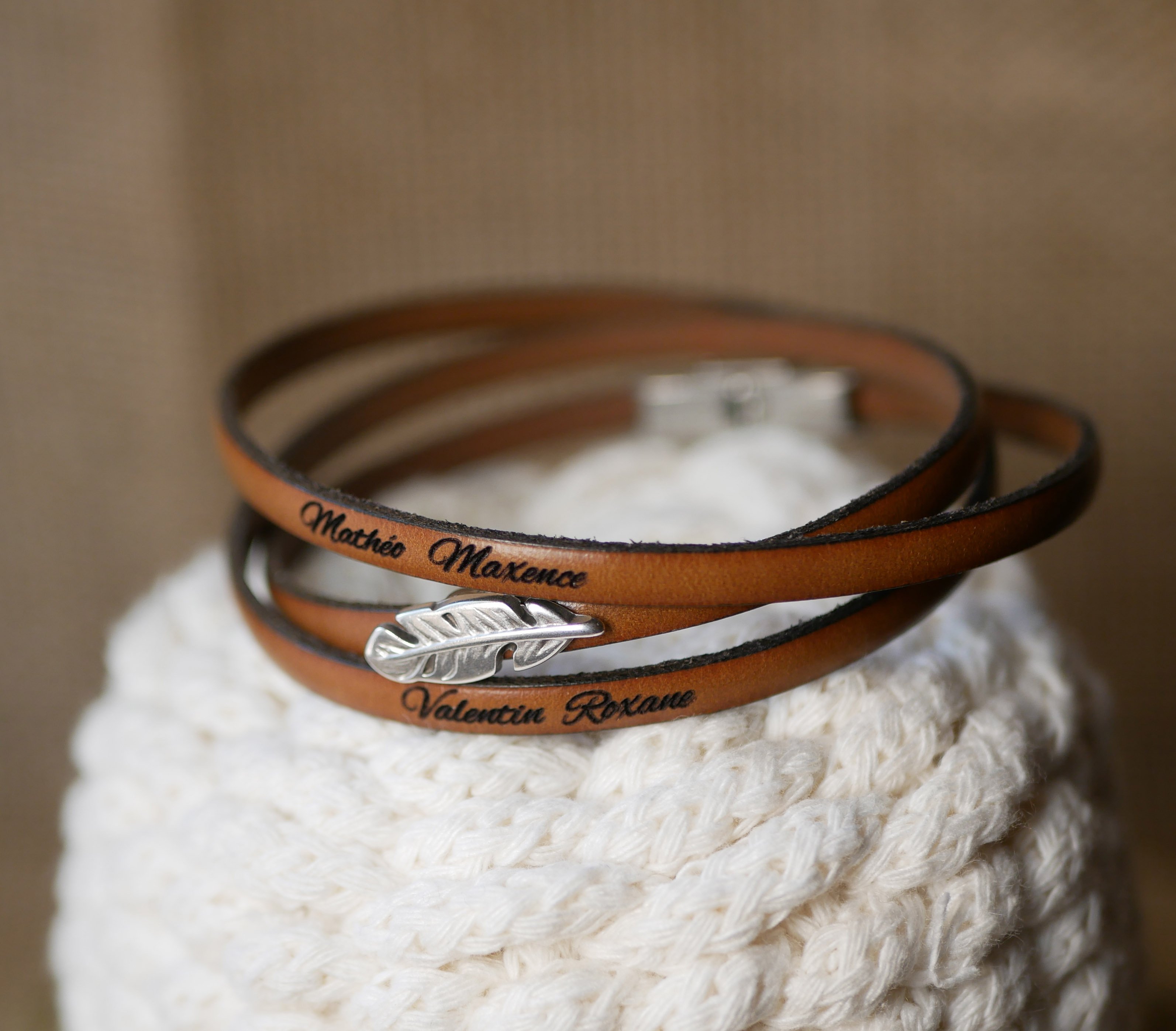 Pulsera bohemia de cuero para mujer con dise&ntilde;o de plumas, 3 vueltas, personalizable