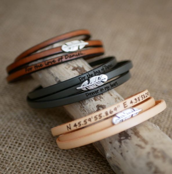 Pulsera bohemia de cuero para mujer con dise&ntilde;o de plumas, 3 vueltas, personalizable