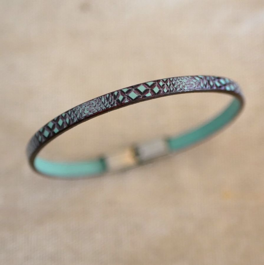 Pulsera de mujer en piel fina con estampado de serpiente en tonos azules