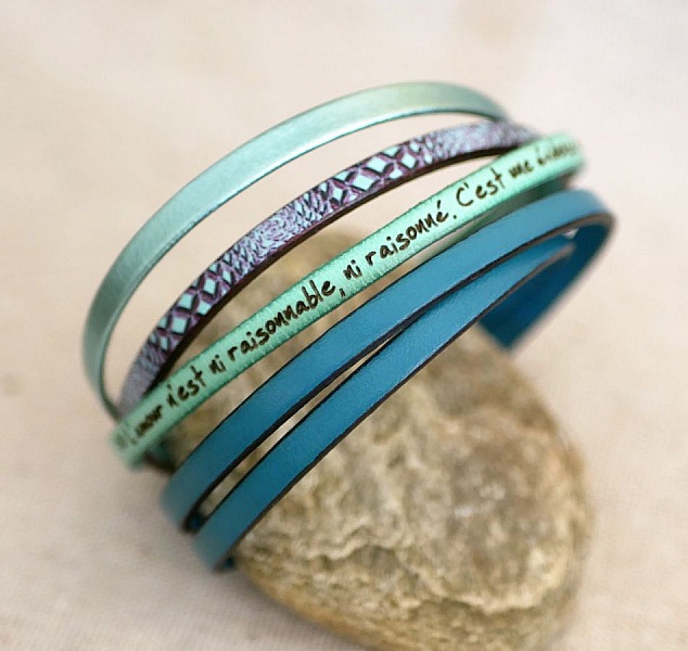 Bracelet femme multi-rangs en cuir bleu imprimé serpent.