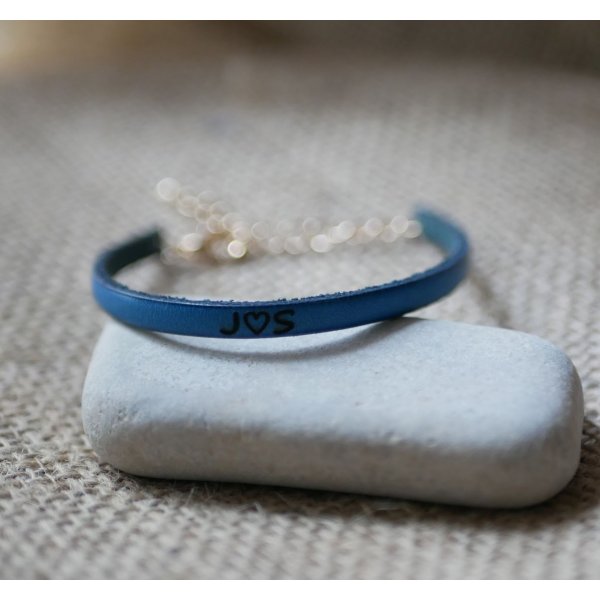 Pulsera de cuero para mujer personalizable mediante grabado con cadena de oro