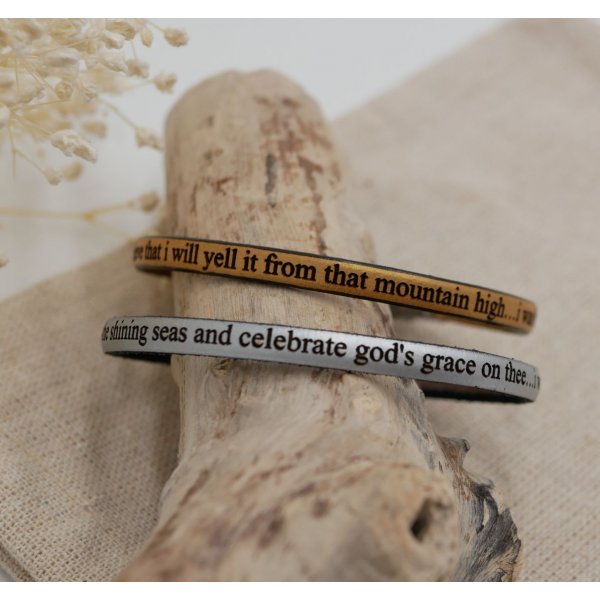 Pulsera de cuero para mujer personalizable mediante grabado con cadena de oro