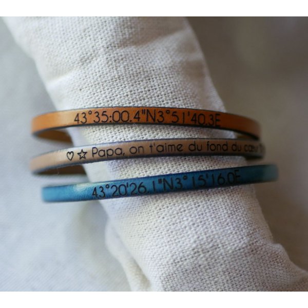 Pulsera de cuero para mujer personalizable mediante grabado con cadena de oro