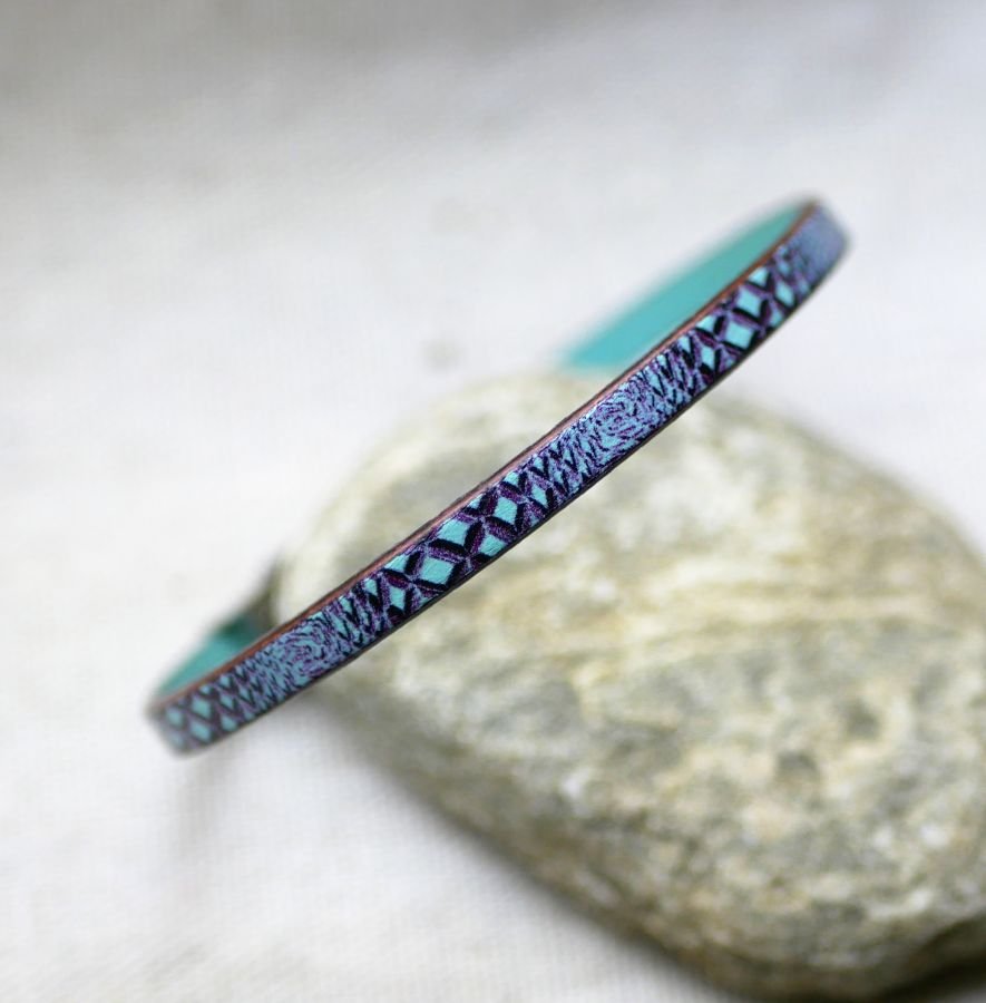 Pulsera de mujer en piel fina con estampado de serpiente en tonos azules