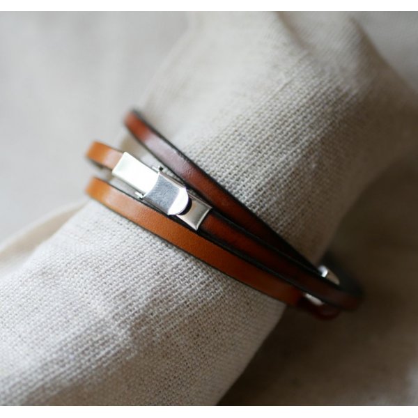 Pulsera de cuero marr&oacute;n y perlas rojas para mujer, una triple vuelta para personalizar 