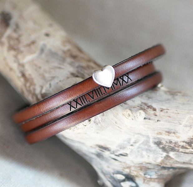 Pulsera de cuero personalizable para mujer con dise&ntilde;o de coraz&oacute;n plateado