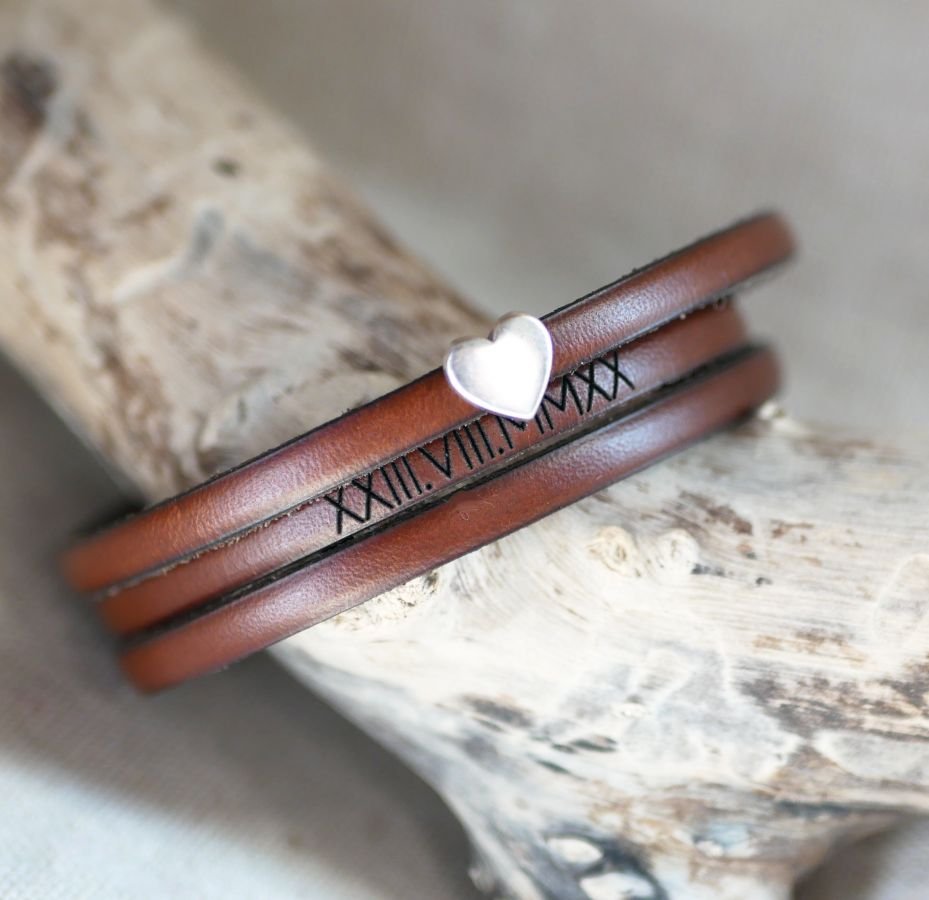 Pulsera de cuero personalizable para mujer con diseño de corazón plateado