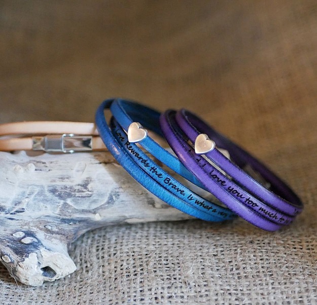 Pulsera de cuero personalizable para mujer con dise&ntilde;o de coraz&oacute;n plateado