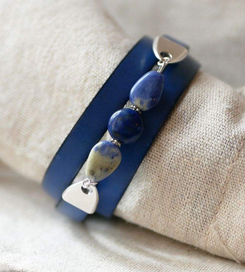 Pulsera de cuero y perlas para mujer Lapislázuli azul a personalizar 