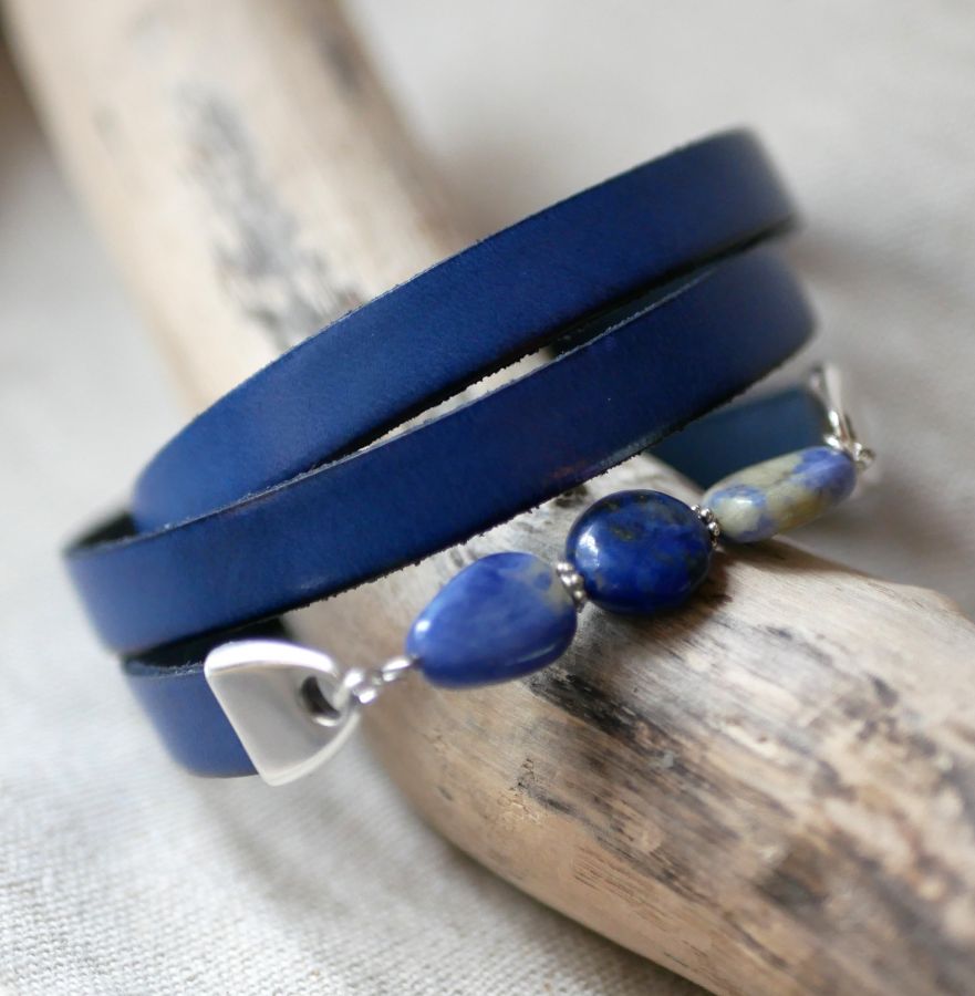 Pulsera de cuero y perlas para mujer Lapislázuli azul a personalizar 