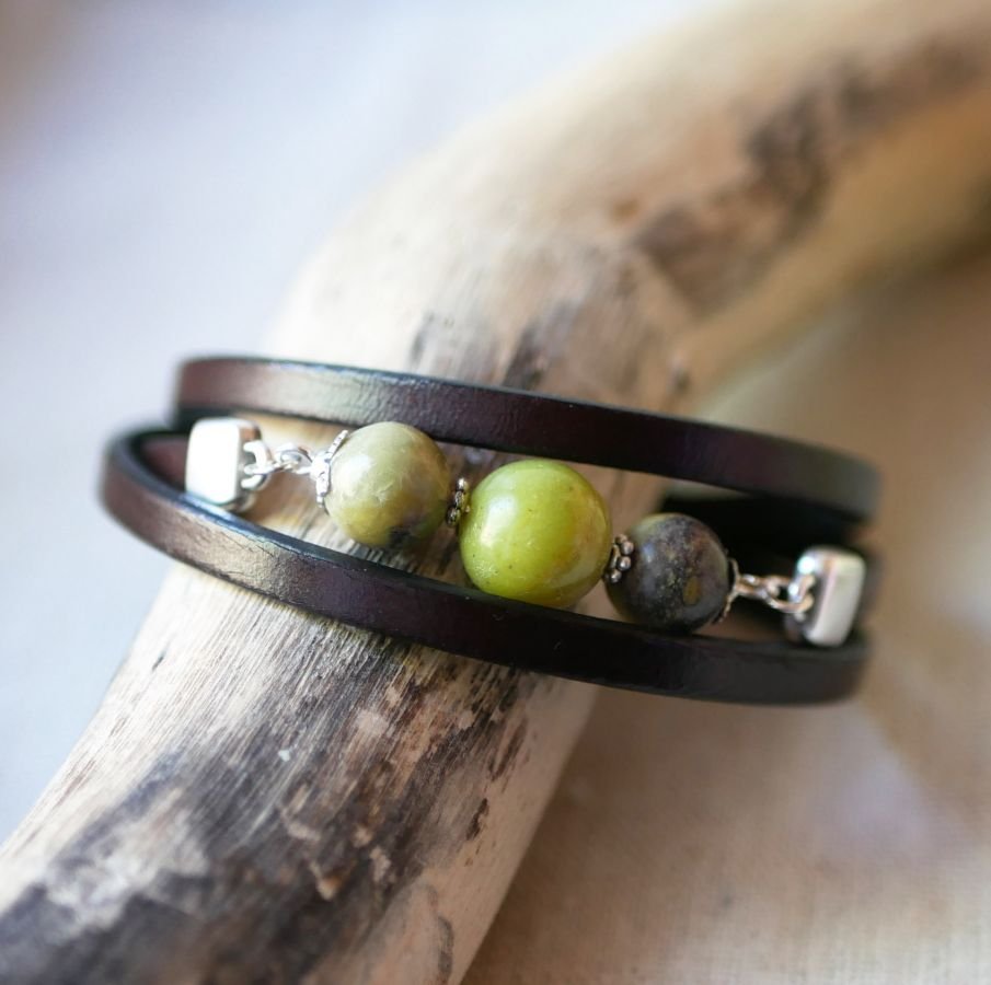 Pulsera de cuero y perlas Olivine triple vuelta para personalizar 