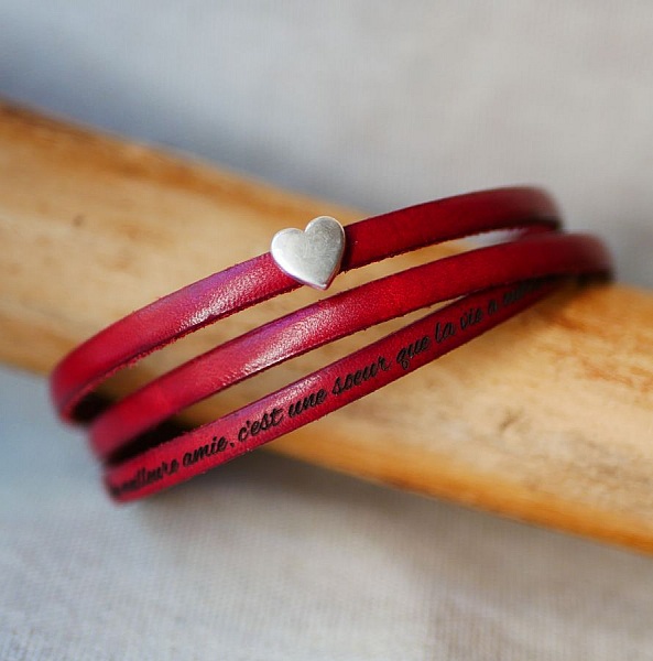 Pulsera de cuero personalizable para mujer con dise&ntilde;o de coraz&oacute;n plateado
