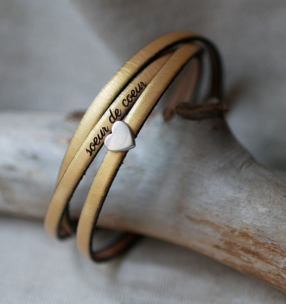 Pulsera de cuero personalizable para mujer con dise&ntilde;o de coraz&oacute;n plateado