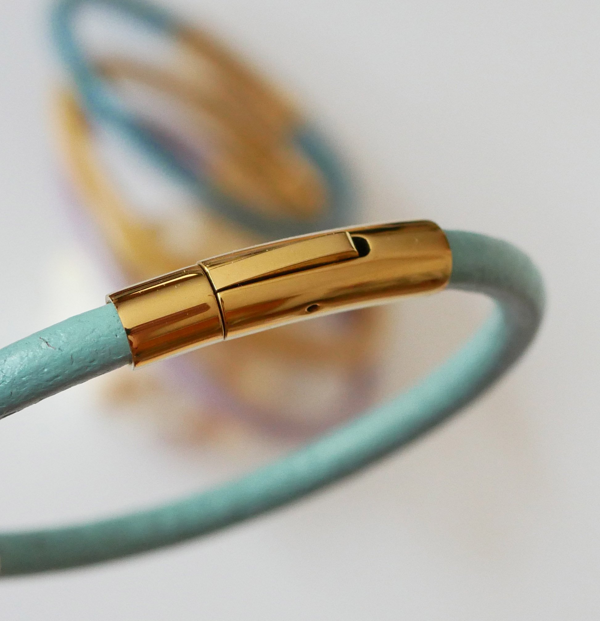 Pulsera redonda de cuero para mujer con cierre de bayoneta dorado