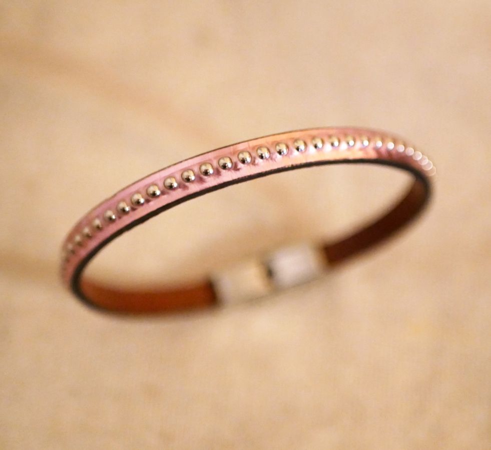 Pulsera de mujer en piel metalizada rosa con cuentas plateadas 