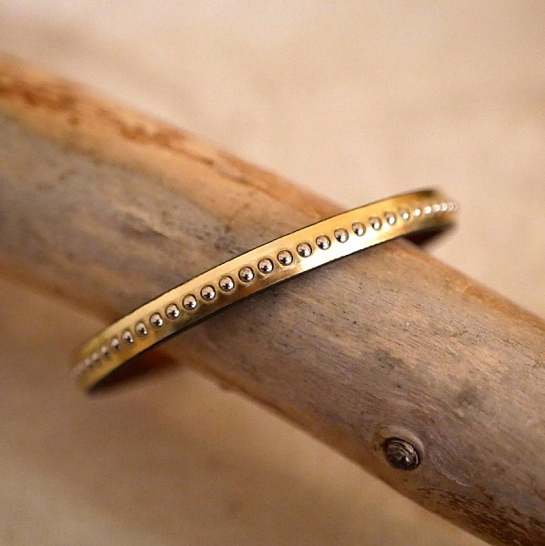 Pulsera de mujer en piel metalizada rosa con cuentas doradas