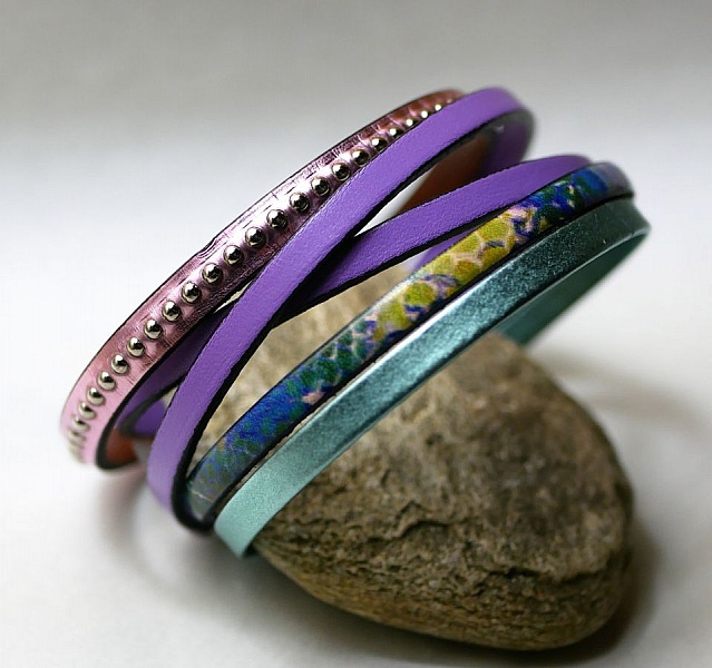 Bracelet femme multicouche en cuir coloré et billes argentées.