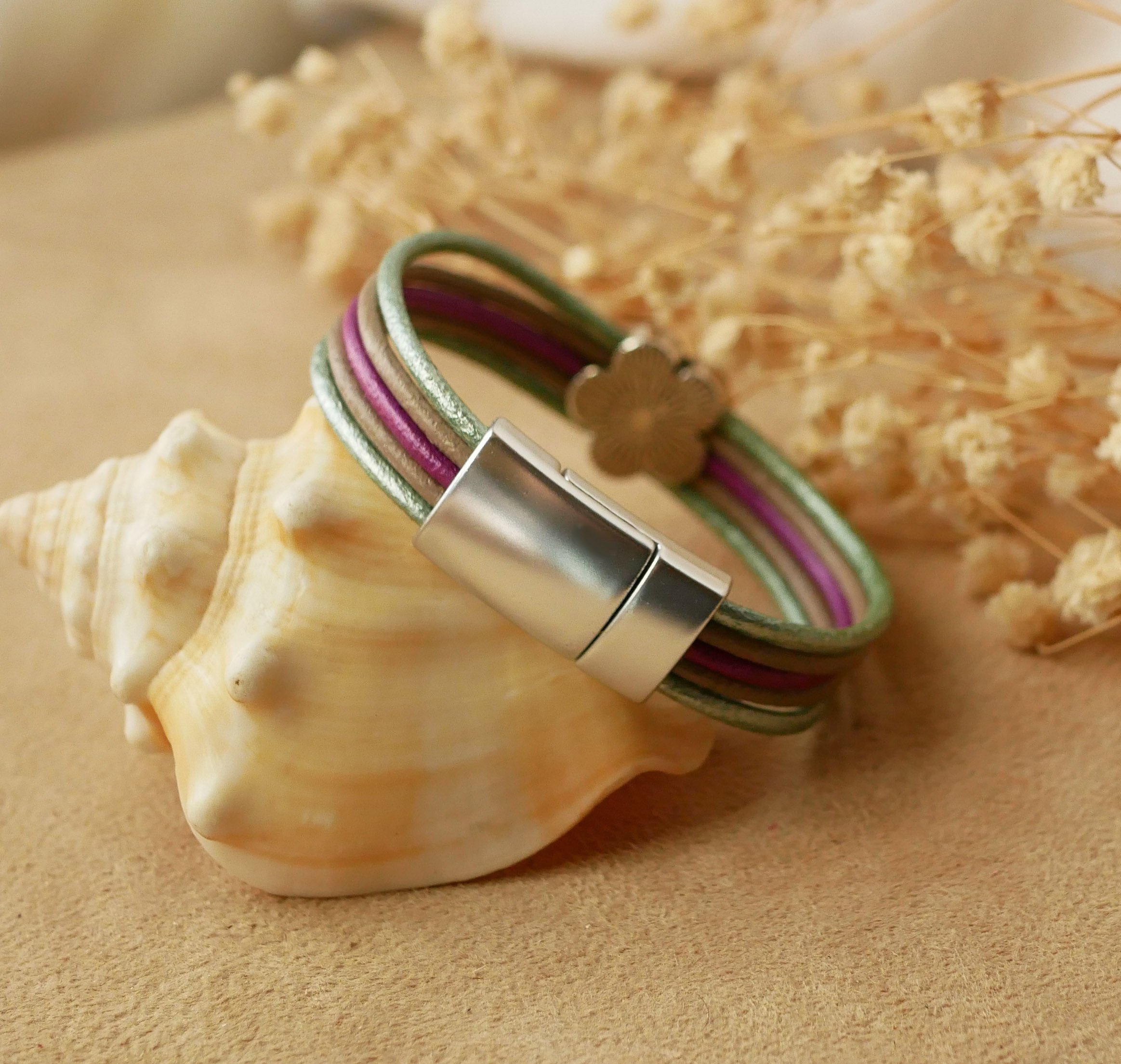 Pulsera de mujer con pieles en tonos pastel y dise&ntilde;o floral plateado