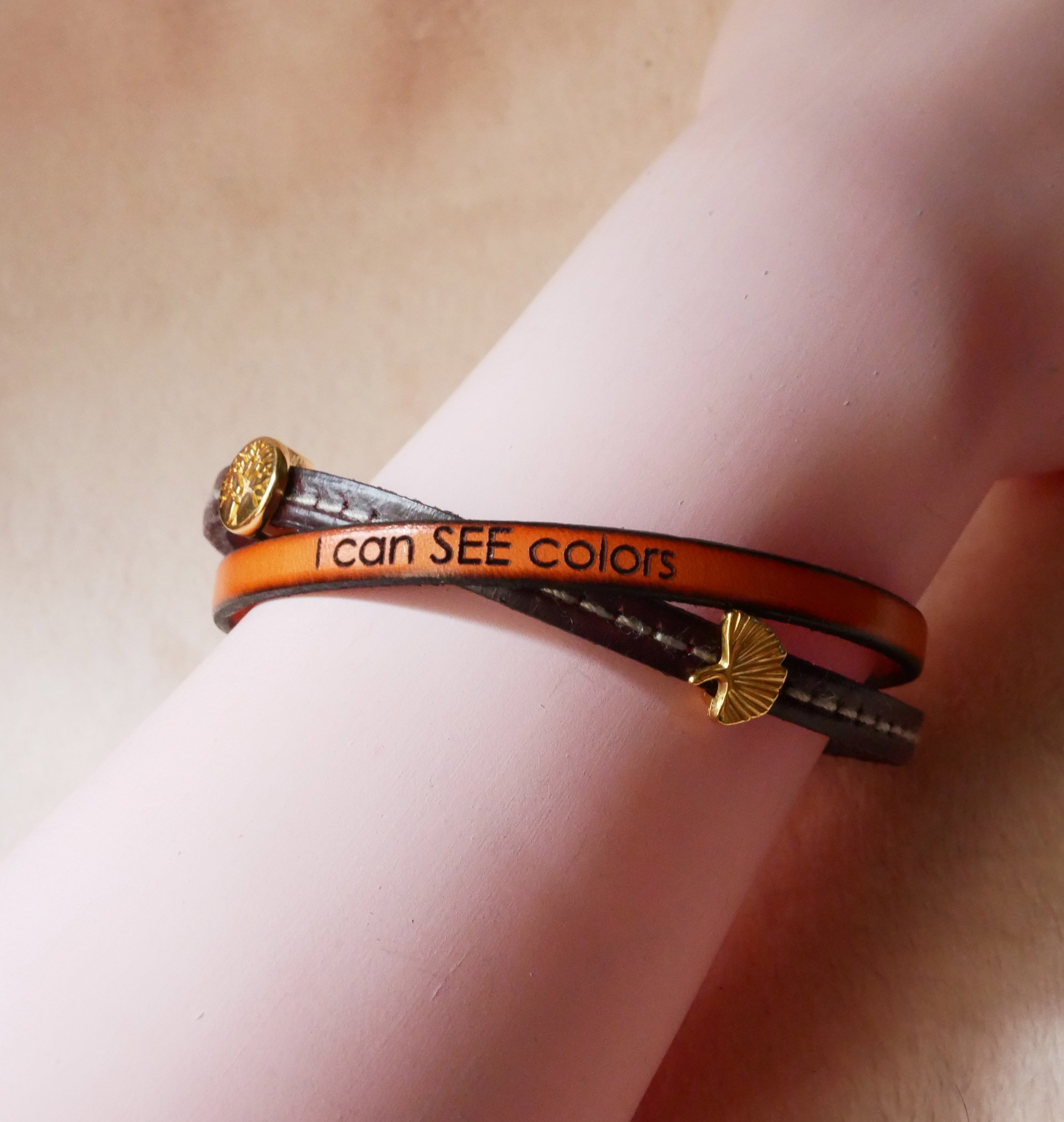 Pulsera d&uacute;o Twist de cuero dorado para mujer 