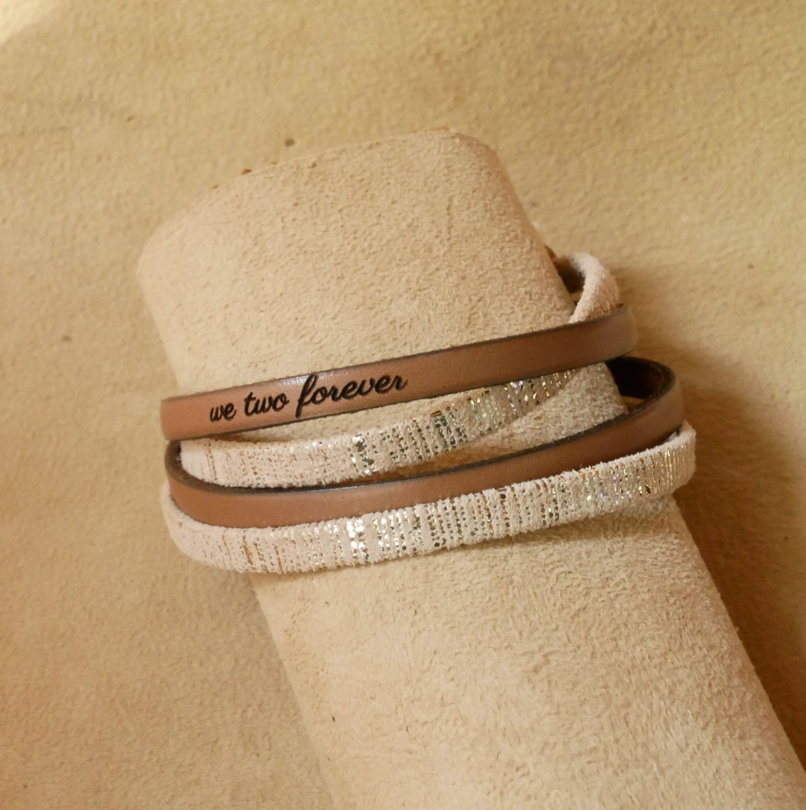 Pulsera doble de cuero dorado para mujer que se puede personalizar grabándola