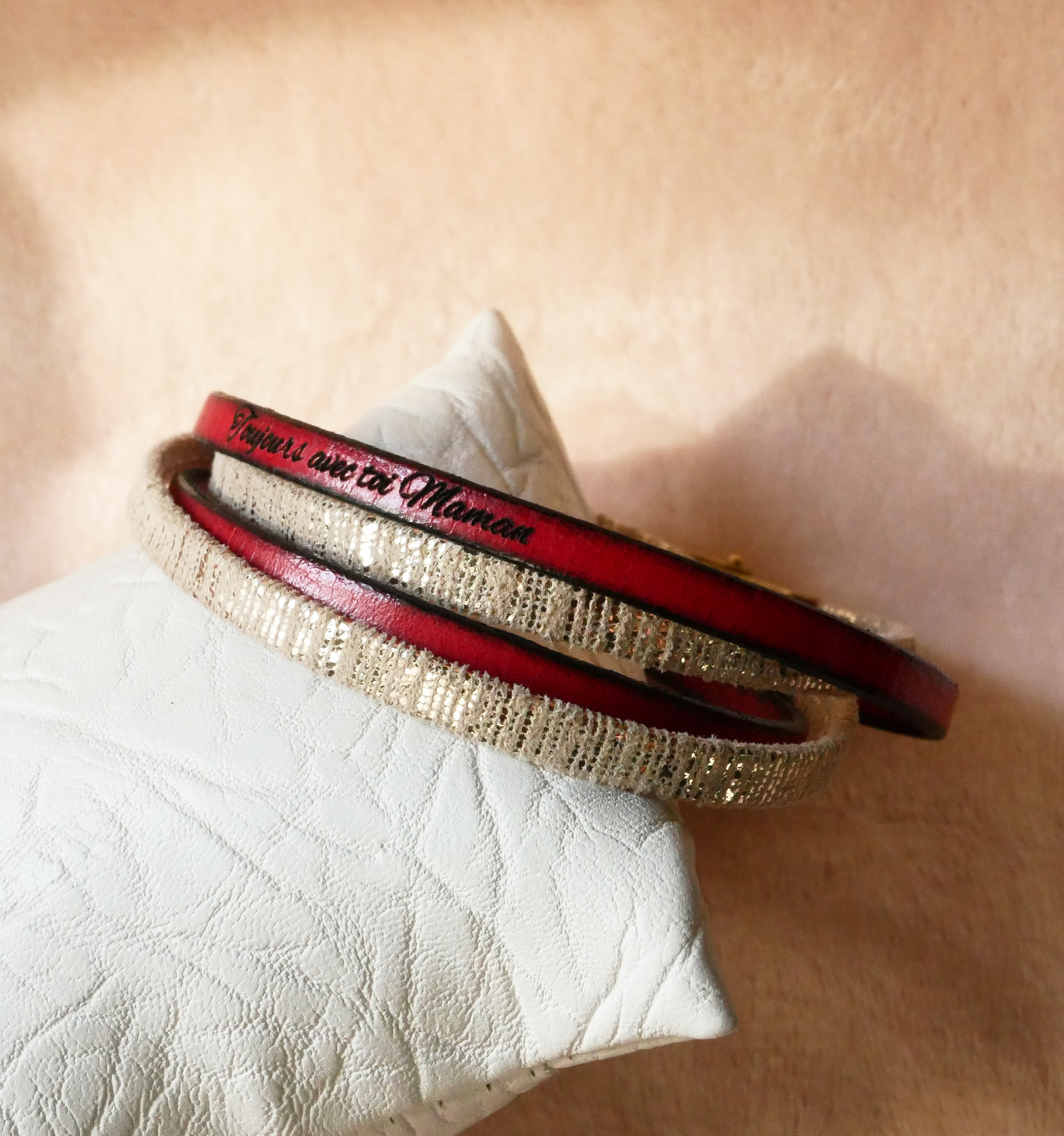 Pulsera doble de cuero dorado para mujer que se puede personalizar grab&aacute;ndola