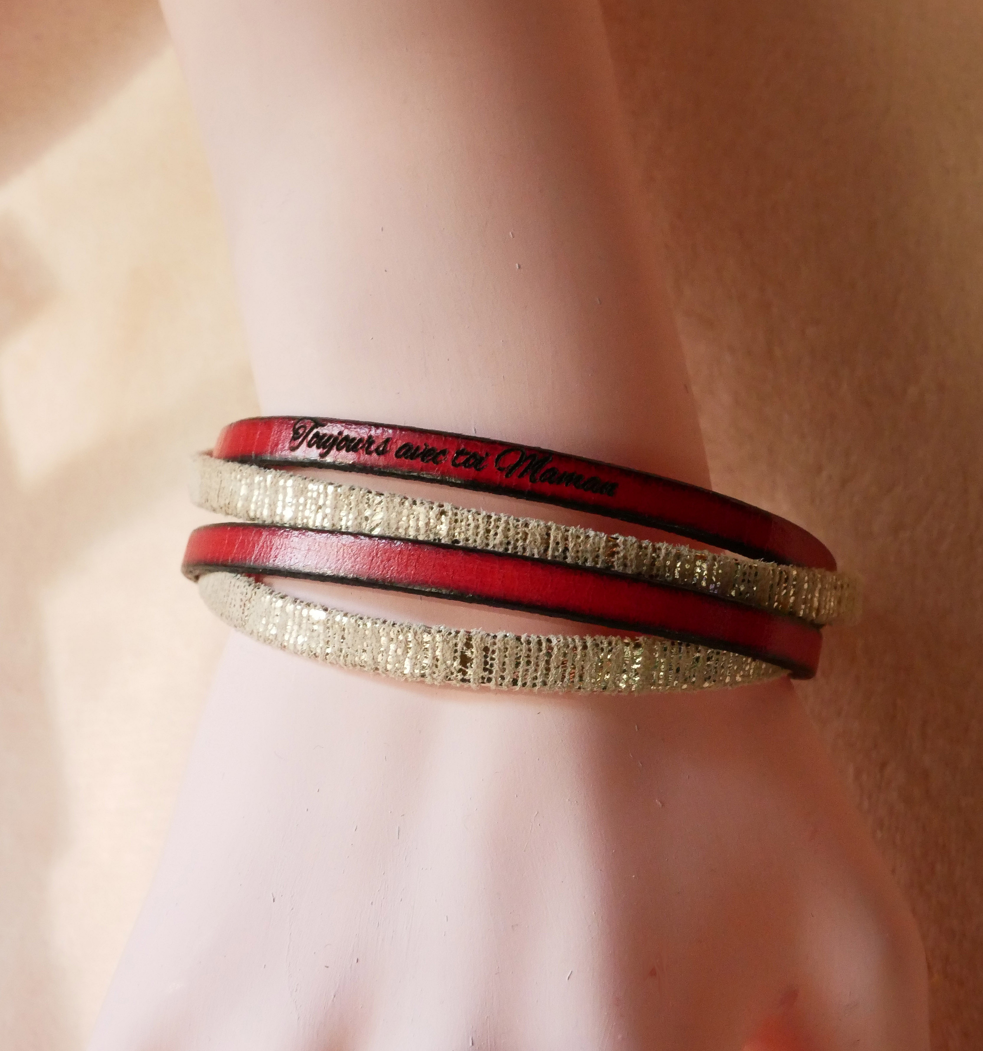 Pulsera doble de cuero dorado para mujer que se puede personalizar grab&aacute;ndola