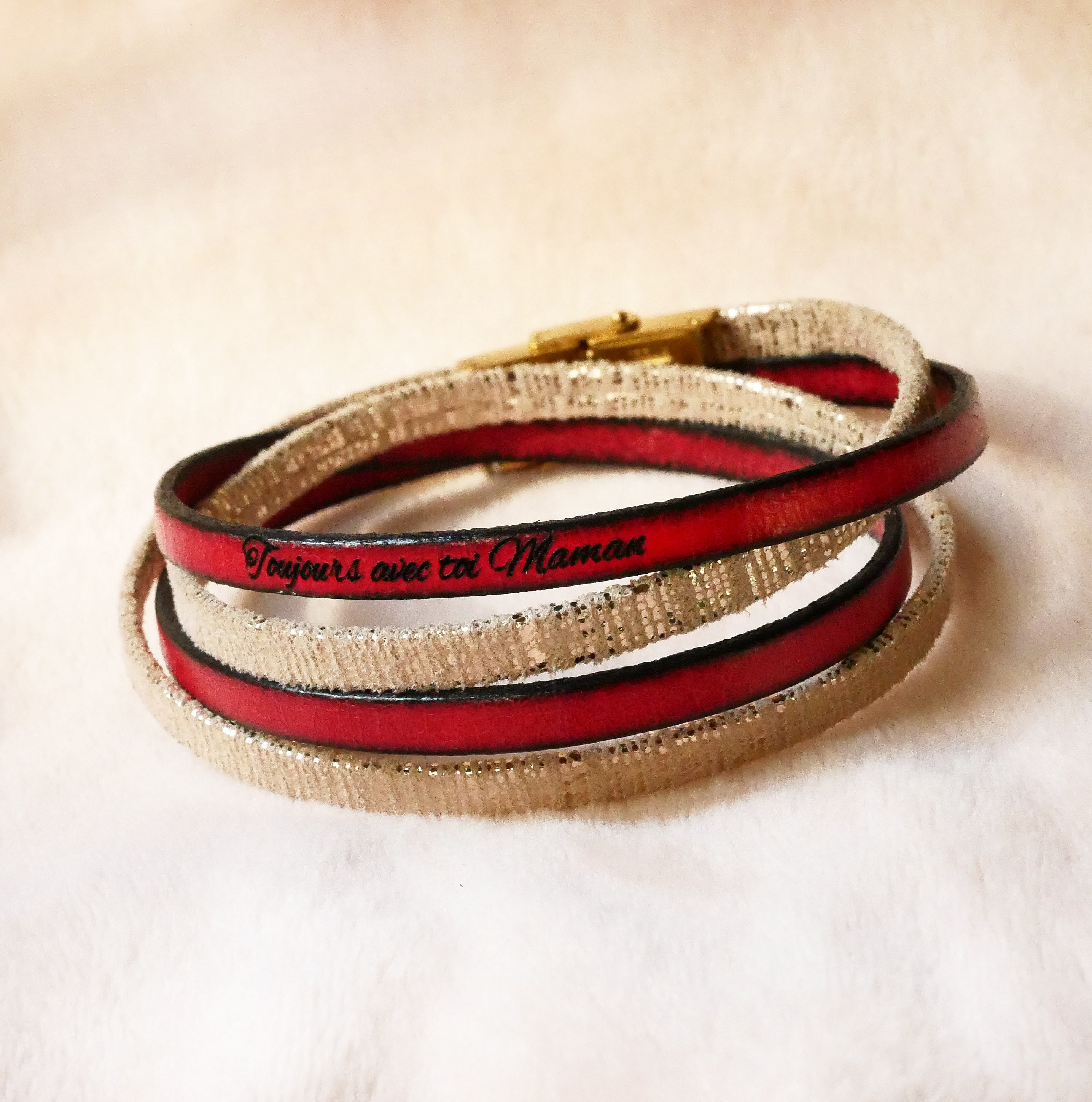 Pulsera doble de cuero dorado para mujer que se puede personalizar grab&aacute;ndola