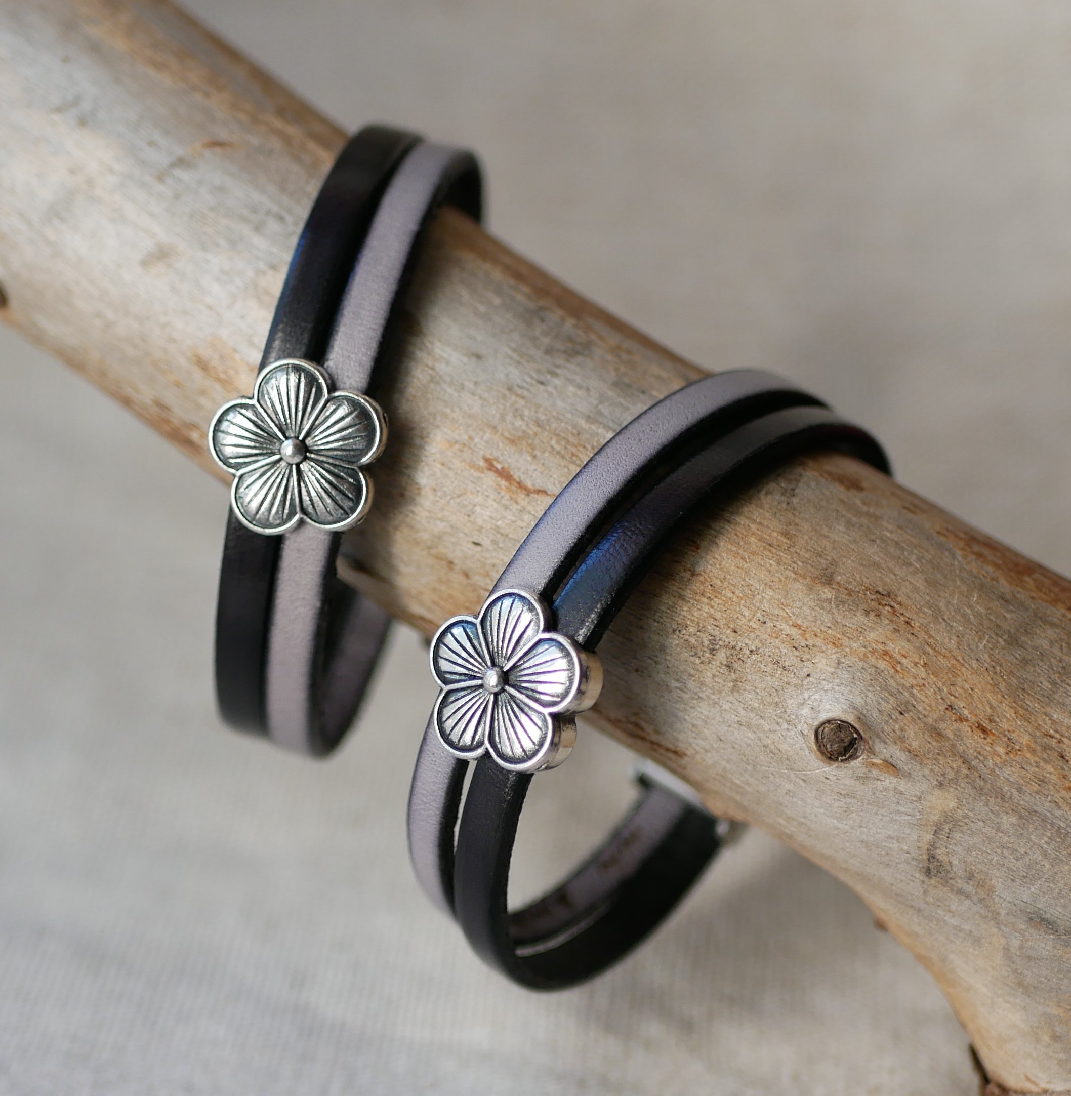 Pulsera dúo de cuero con diseño floral para personalizar 