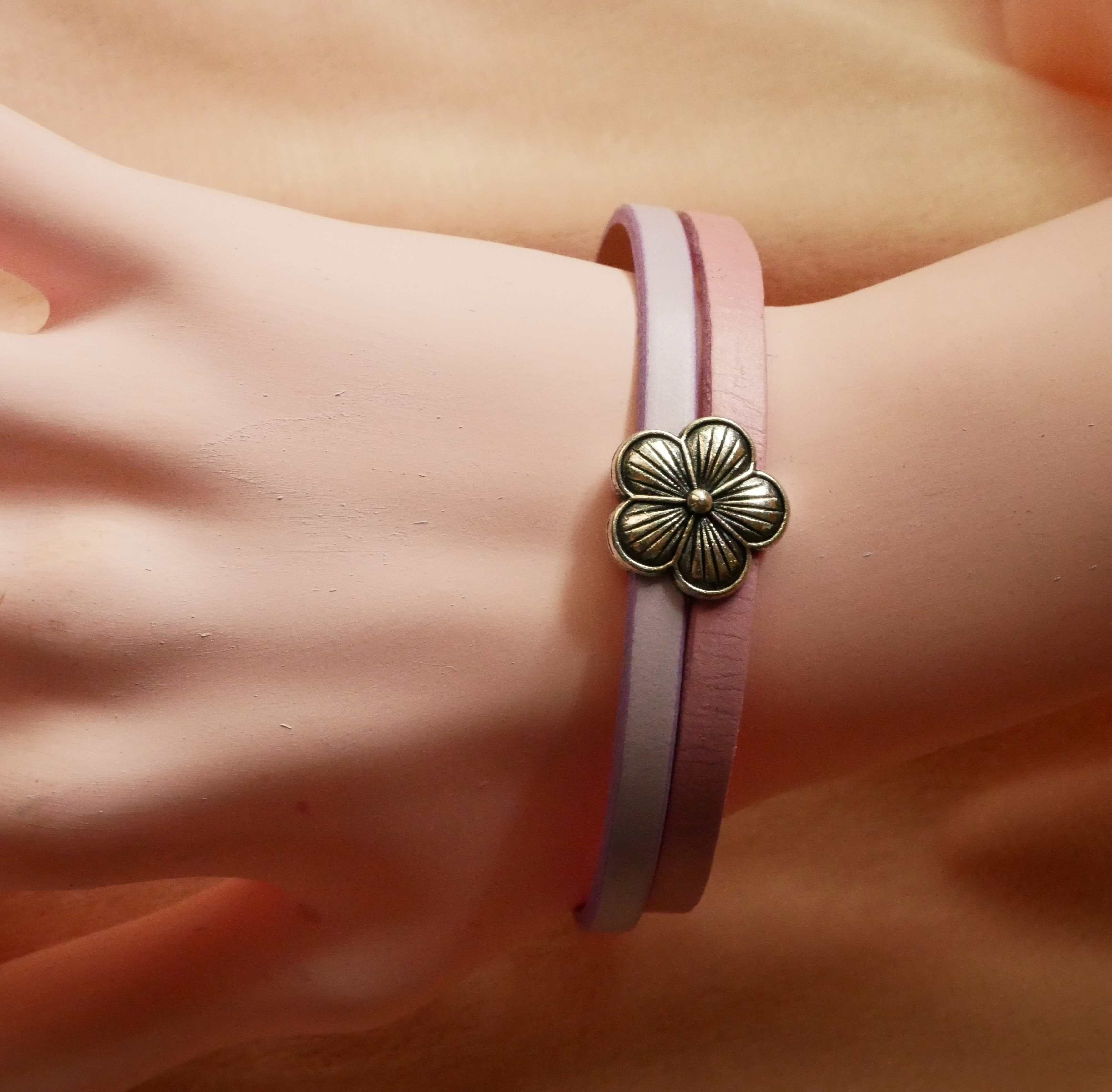 Pulsera dúo de cuero con diseño floral para personalizar 