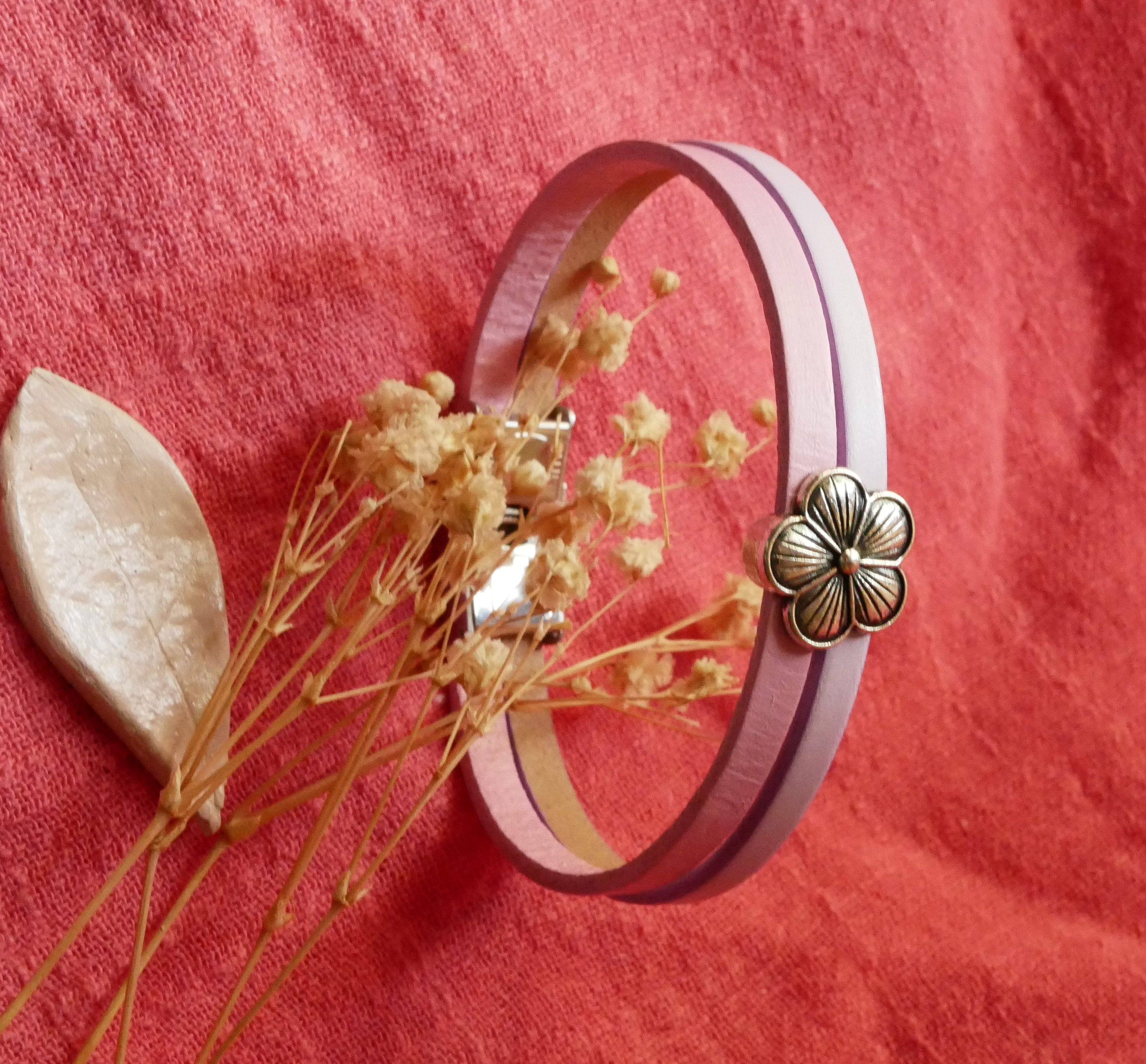Pulsera dúo de cuero con diseño floral para personalizar 
