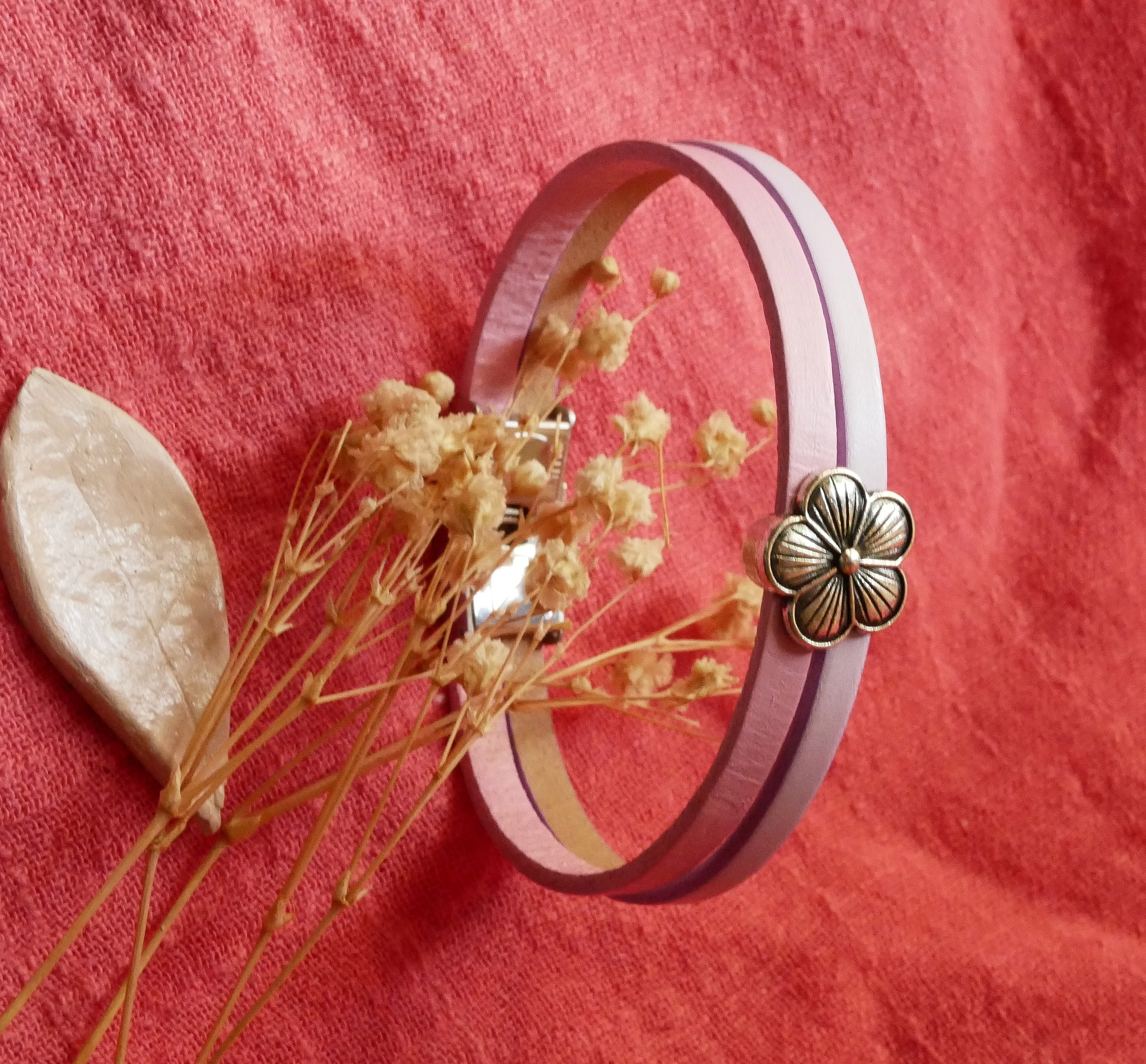 Pulsera d&uacute;o de cuero con dise&ntilde;o floral para personalizar 