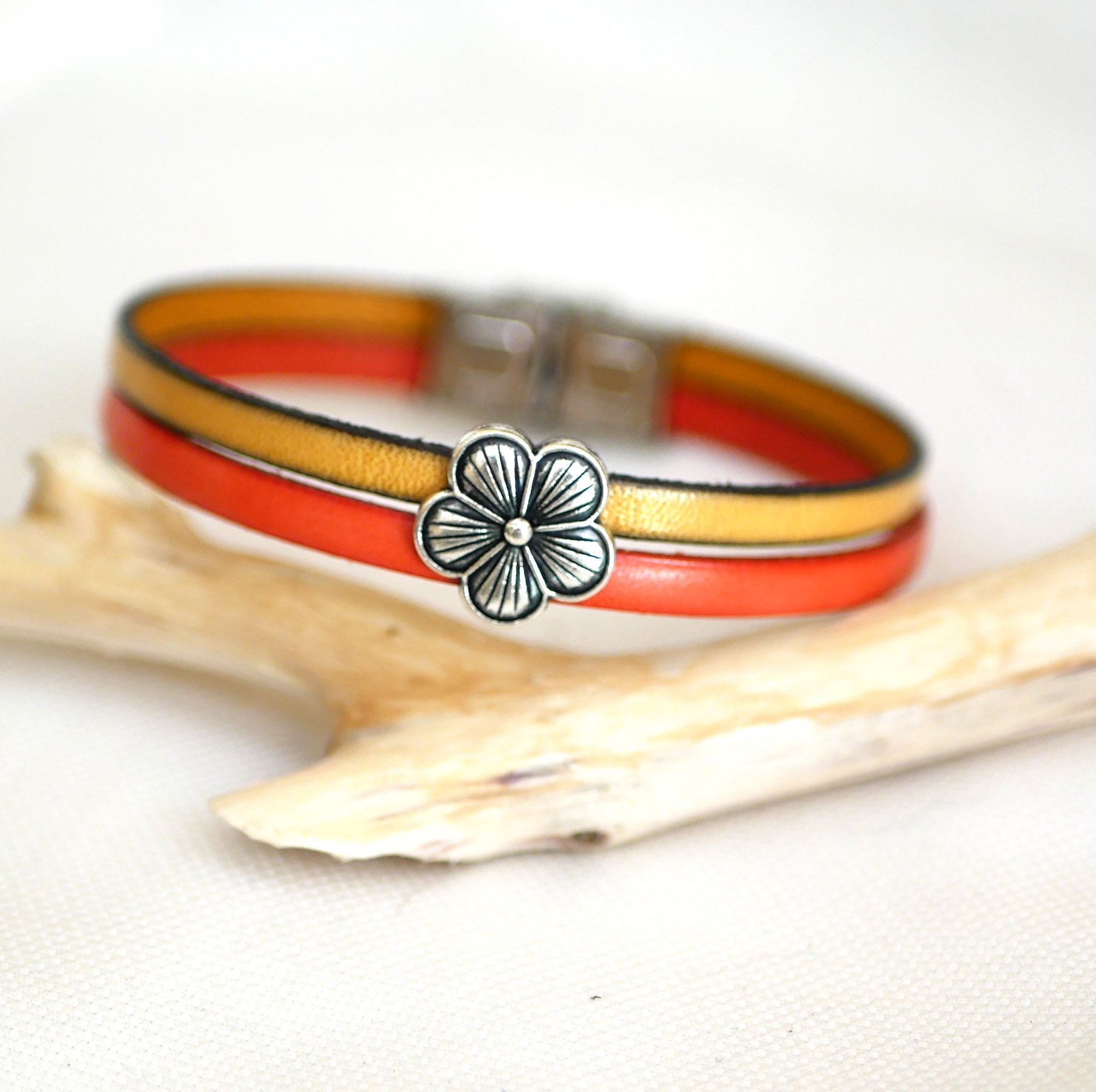 Pulsera dúo de cuero con diseño floral para personalizar 