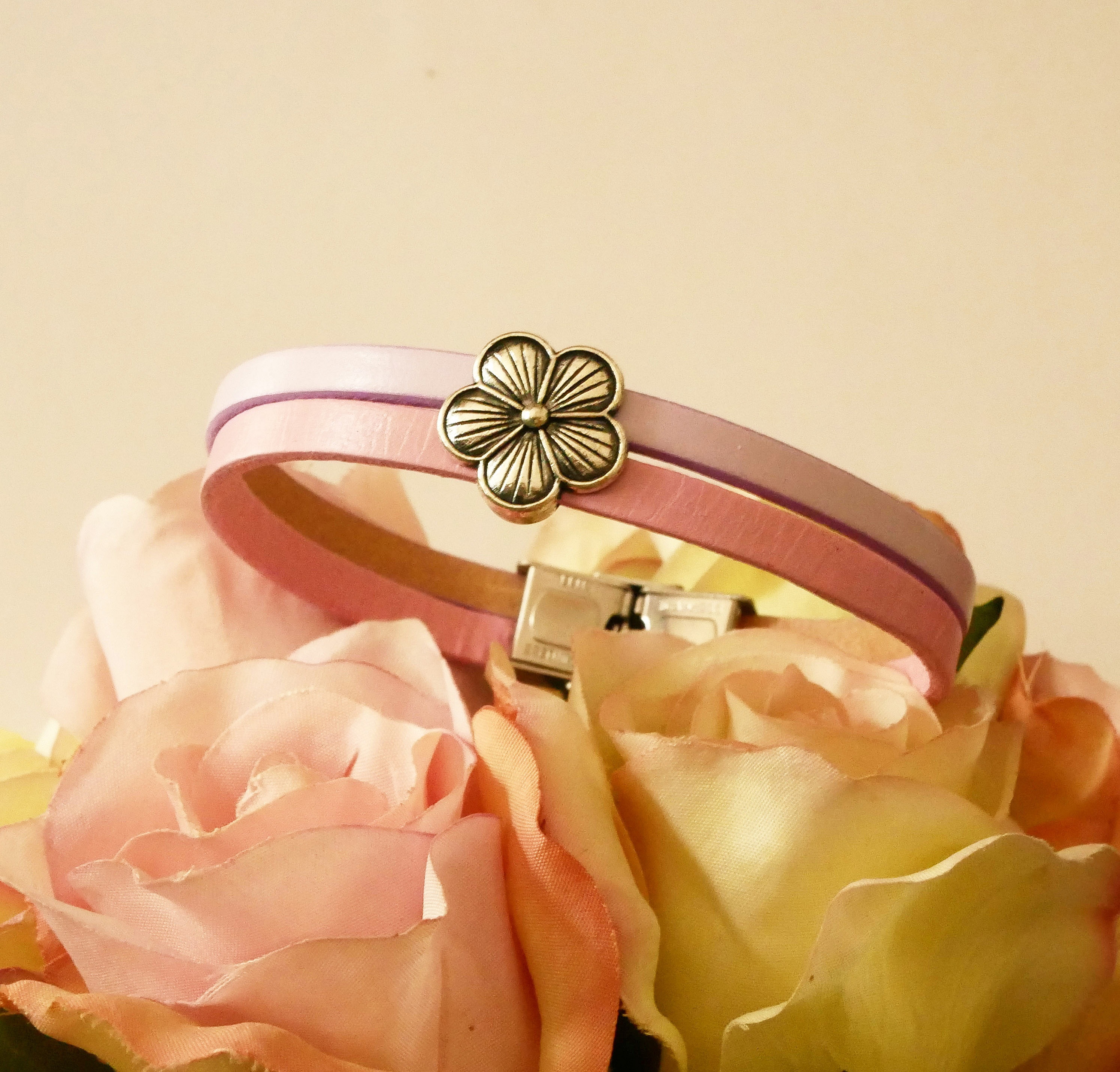 Pulsera d&uacute;o de cuero con dise&ntilde;o floral para personalizar 