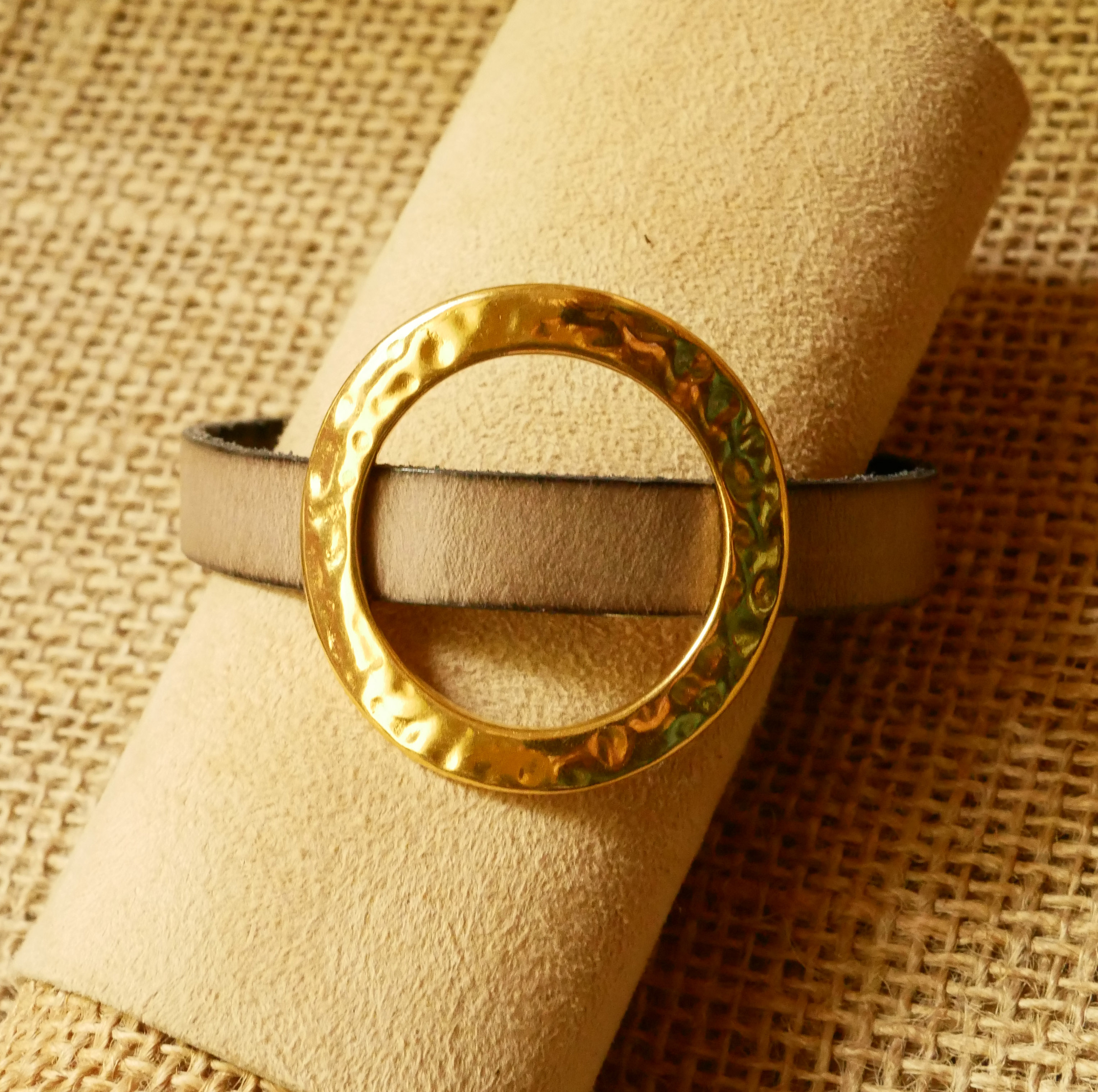 Pulsera mujer gran anillo de oro cuero color a elegir