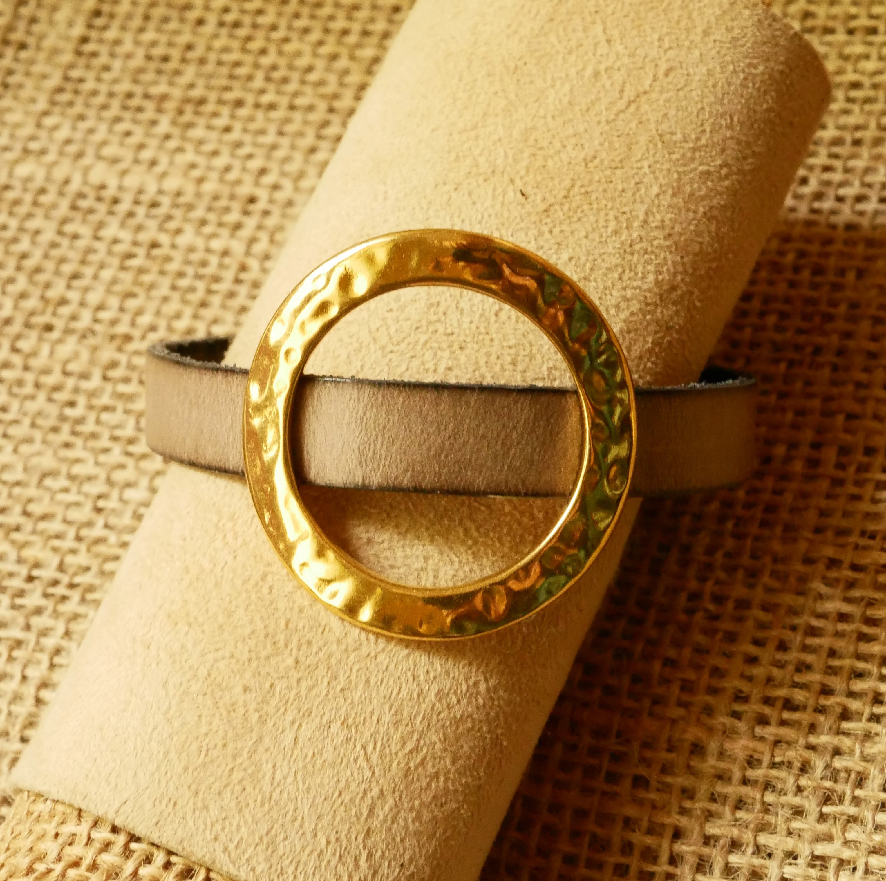 Pulsera mujer gran anillo de oro cuero color a elegir
