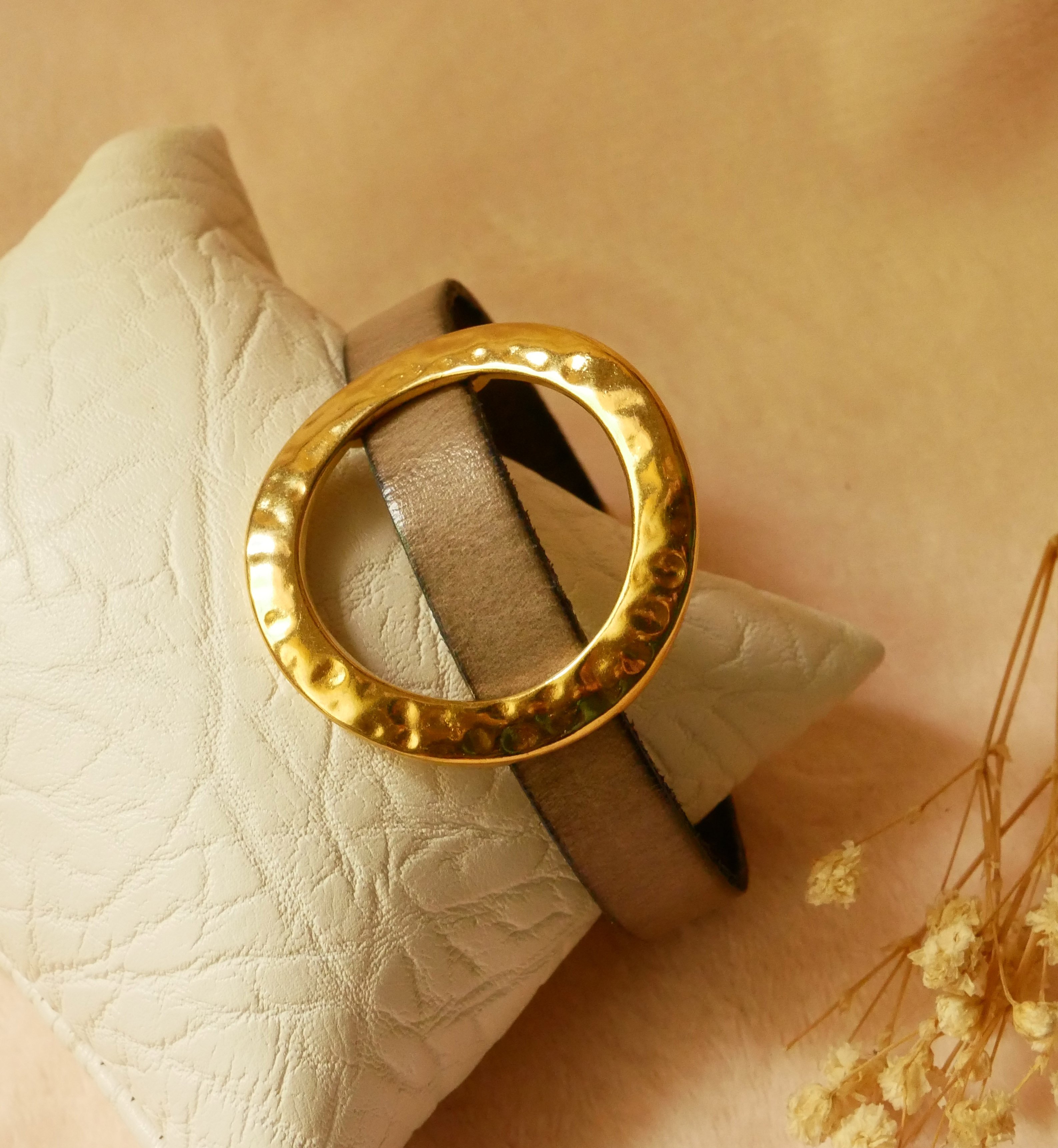 Pulsera mujer gran anillo de oro cuero color a elegir