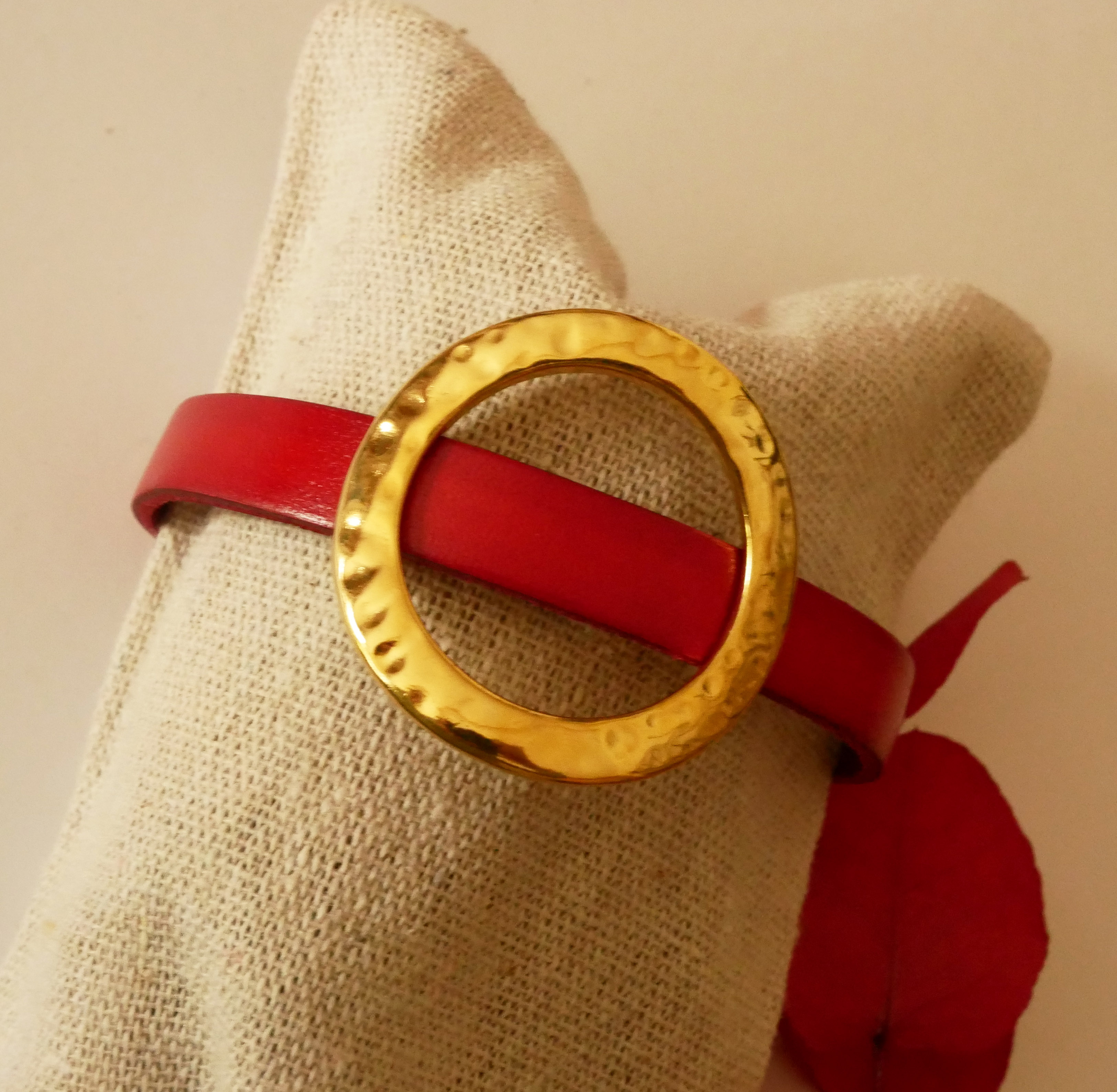 Pulsera mujer gran anillo de oro cuero color a elegir