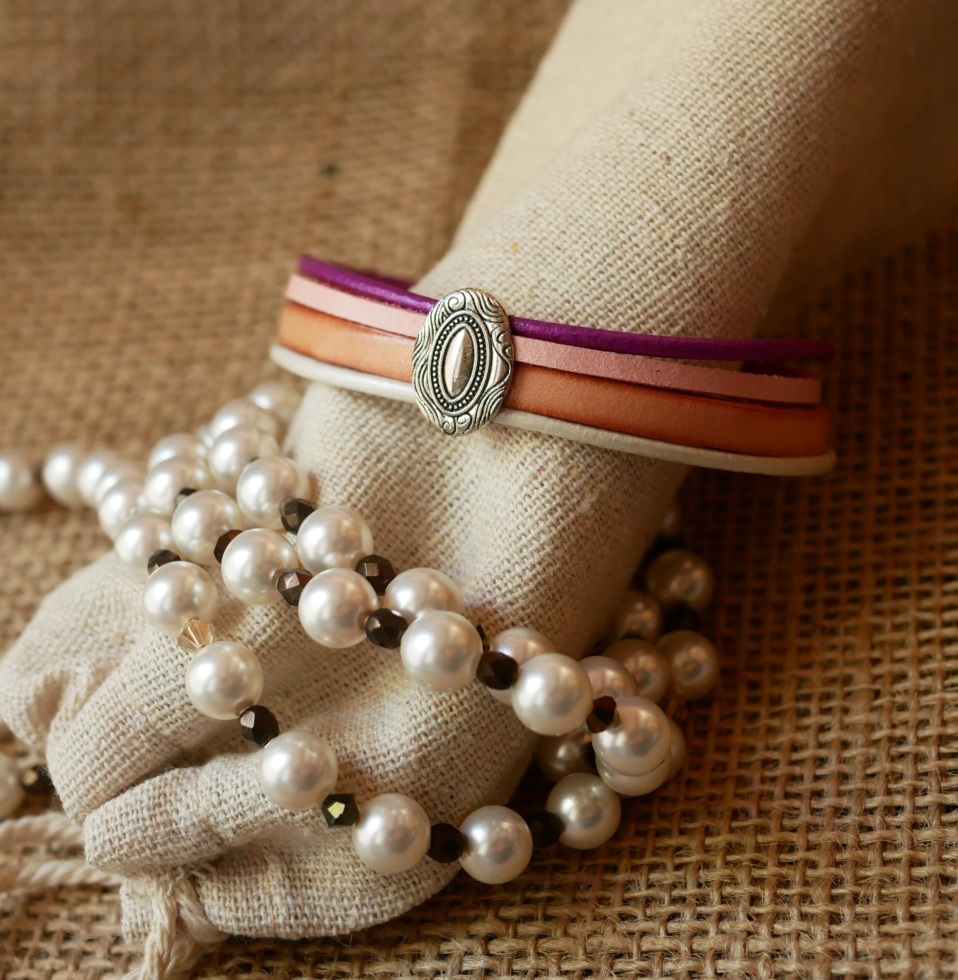 Pulsera medall&oacute;n de plata para mujer con 4 cueros pastel 