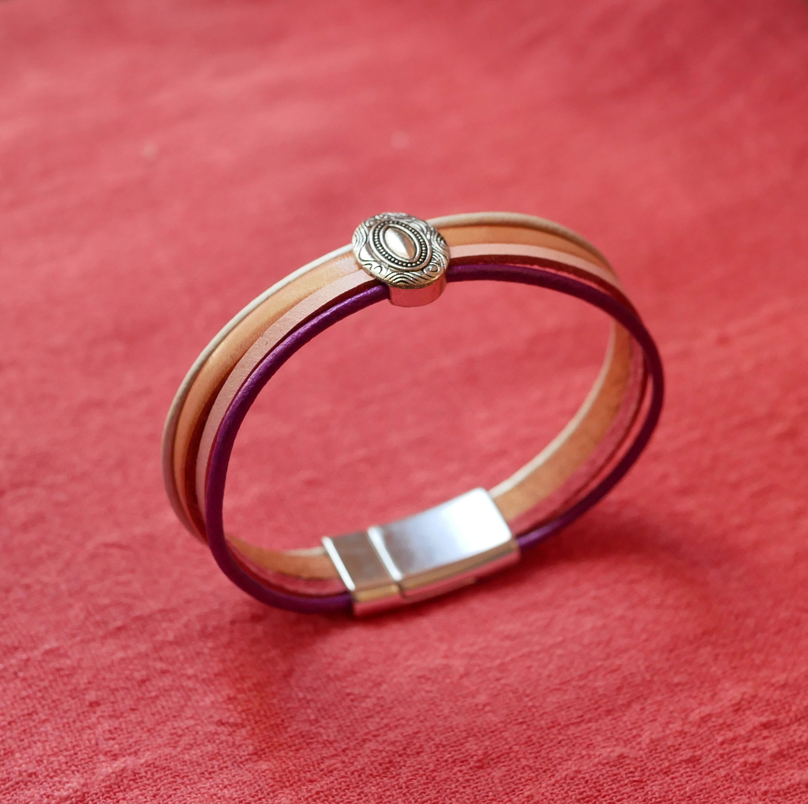 Pulsera medall&oacute;n de plata para mujer con 4 cueros pastel 