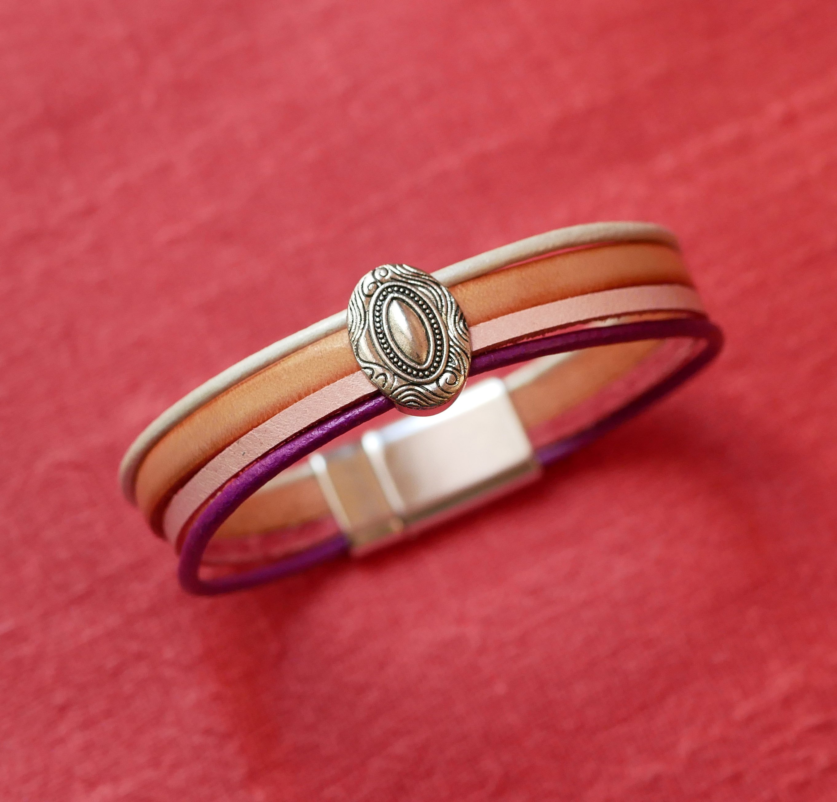 Pulsera medall&oacute;n de plata para mujer con 4 cueros pastel 