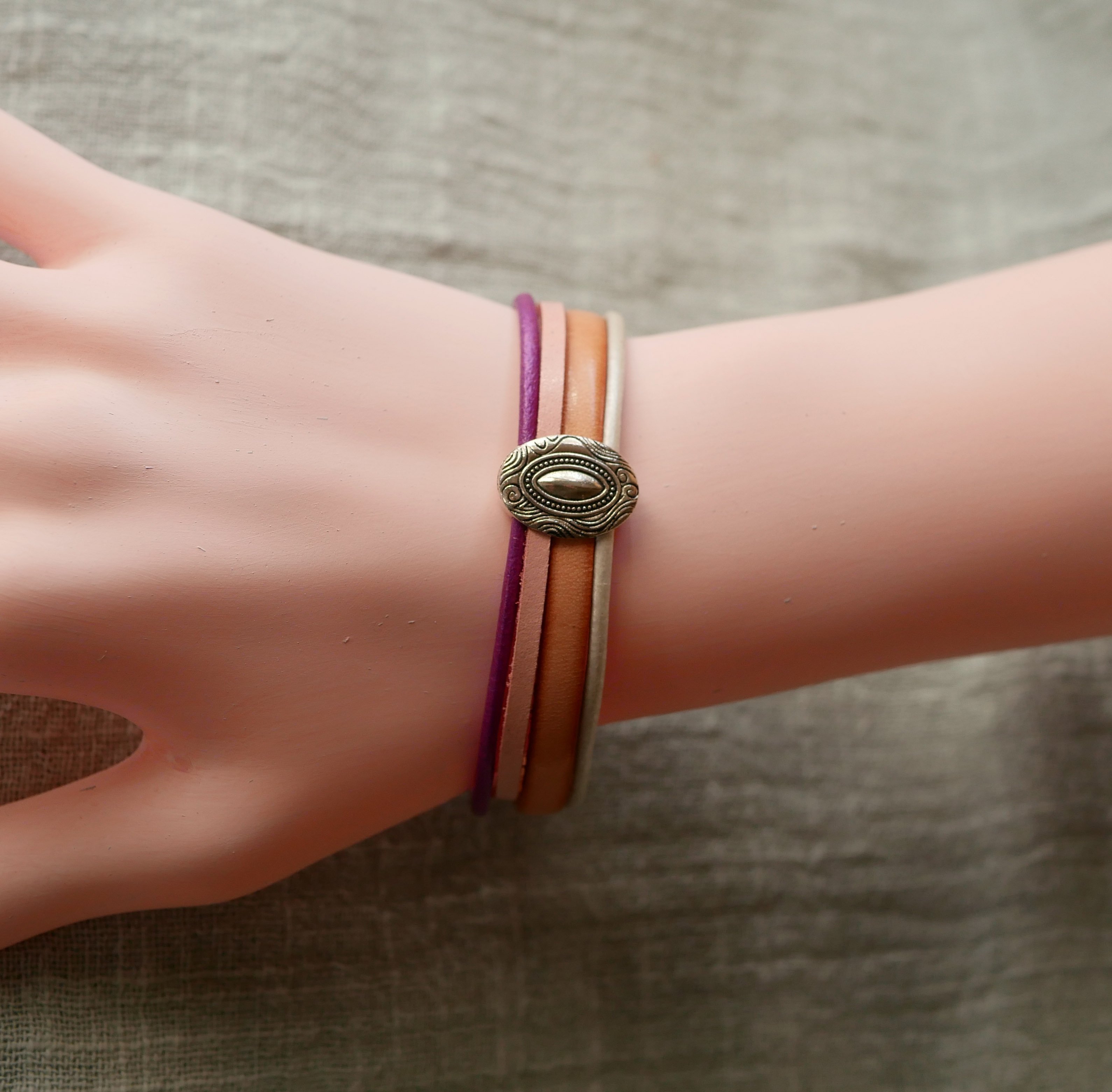 Pulsera medall&oacute;n de plata para mujer con 4 cueros pastel 