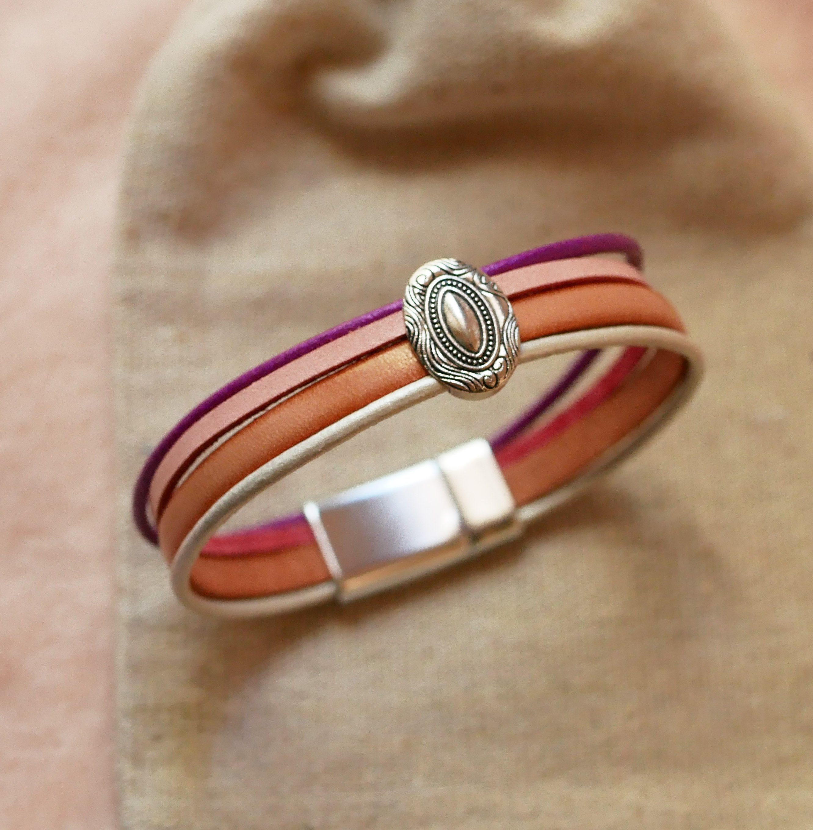 Pulsera medall&oacute;n de plata para mujer con 4 cueros pastel 