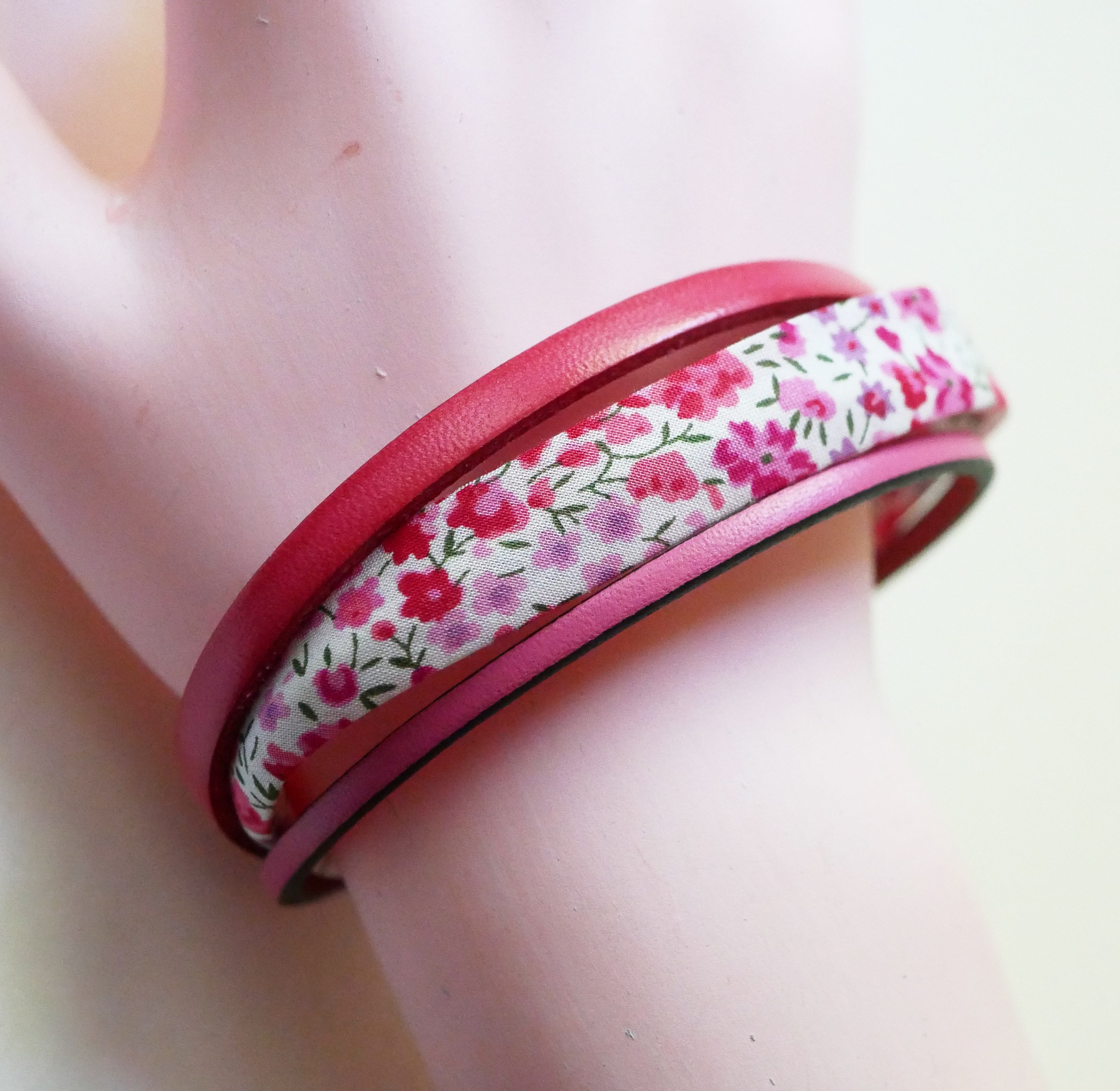 Pulsera de mujer tr&iacute;o cuero &amp; liberty flores rosas 