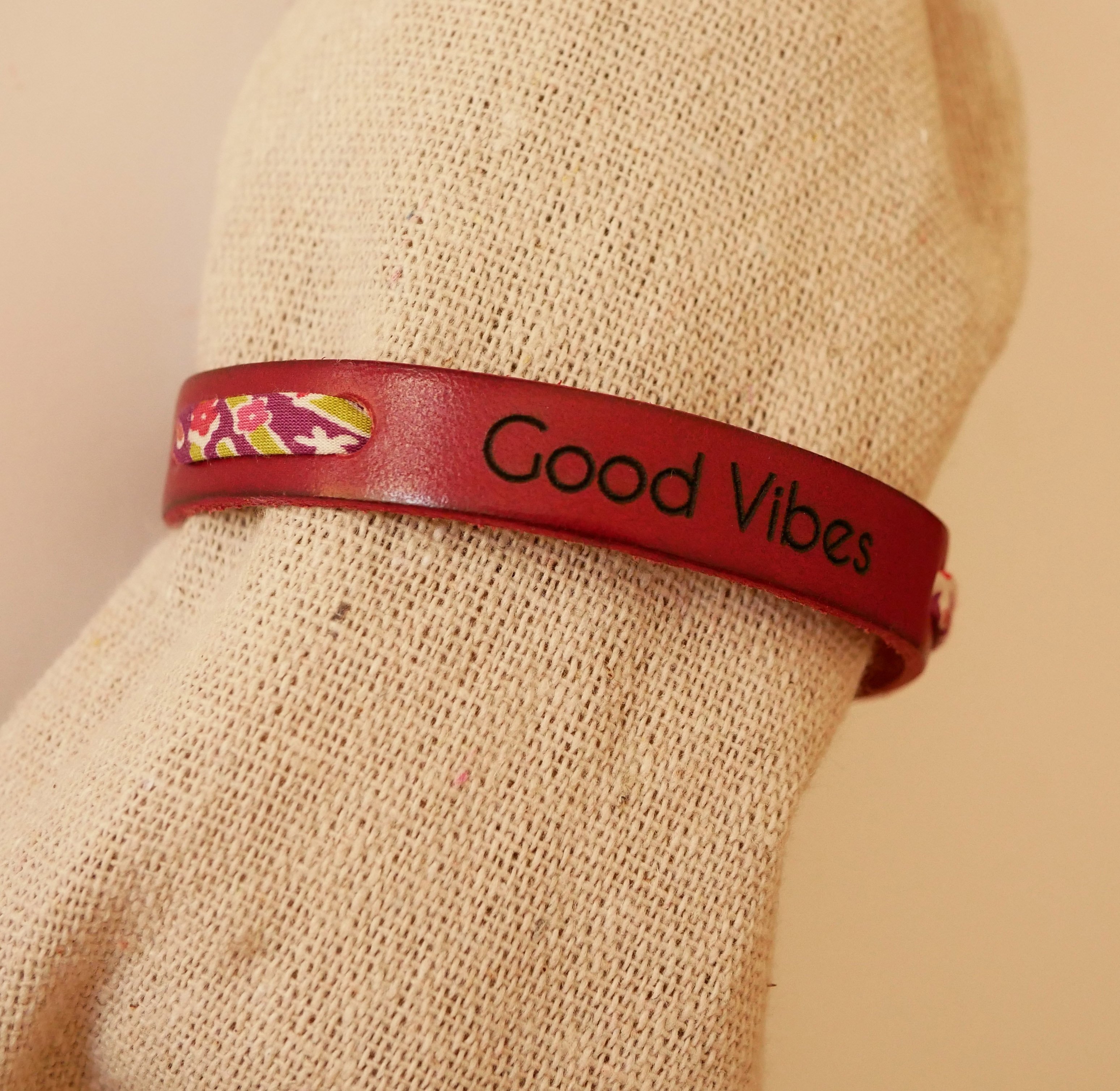 Flor&acirc;me Pulsera Good vibes grabada con lazo liberty morado sobre piel roja