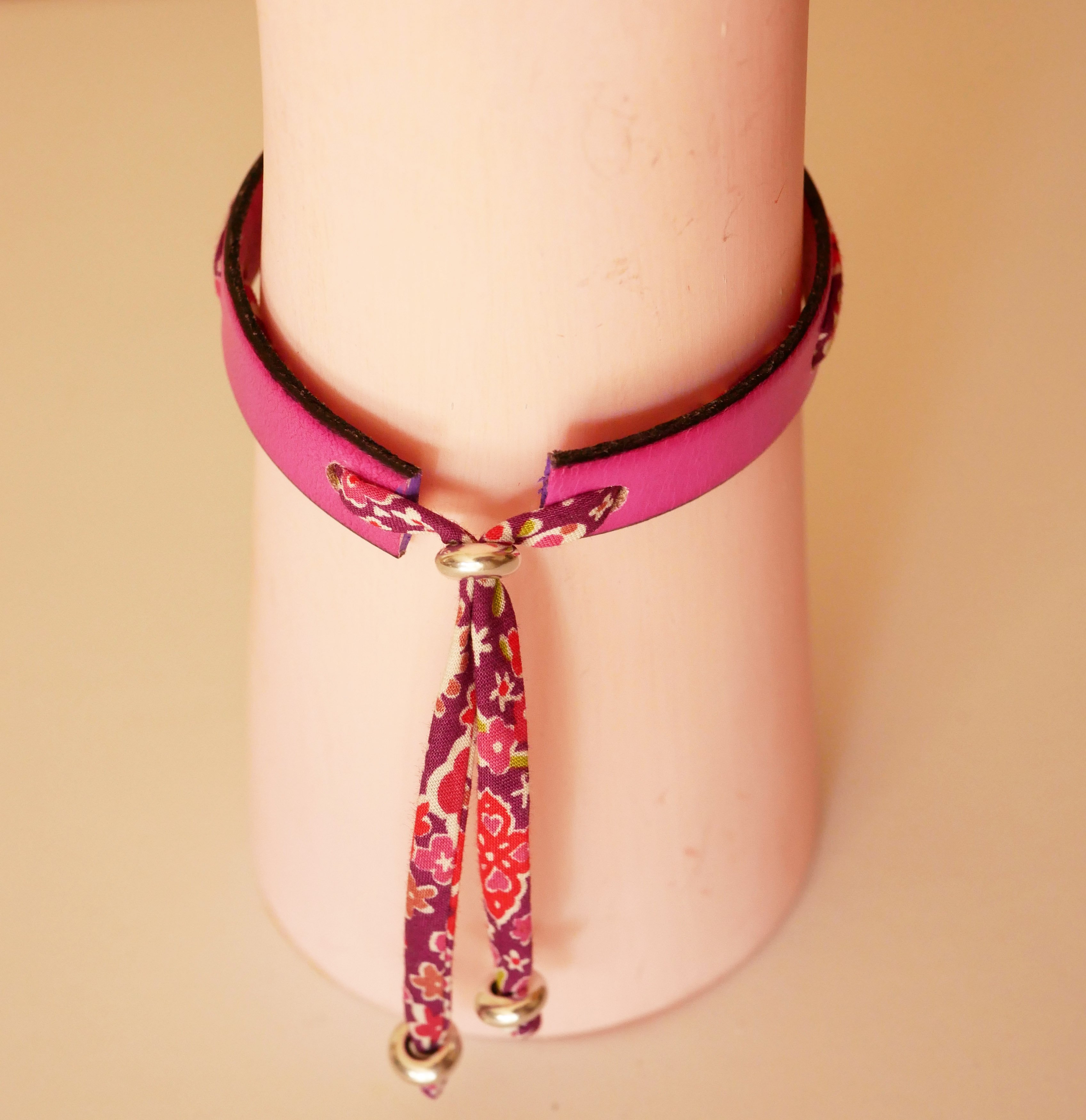 Pulsera Flor&acirc;me grabada Flex &amp; Chill con lazo floral liberty en piel fucsia