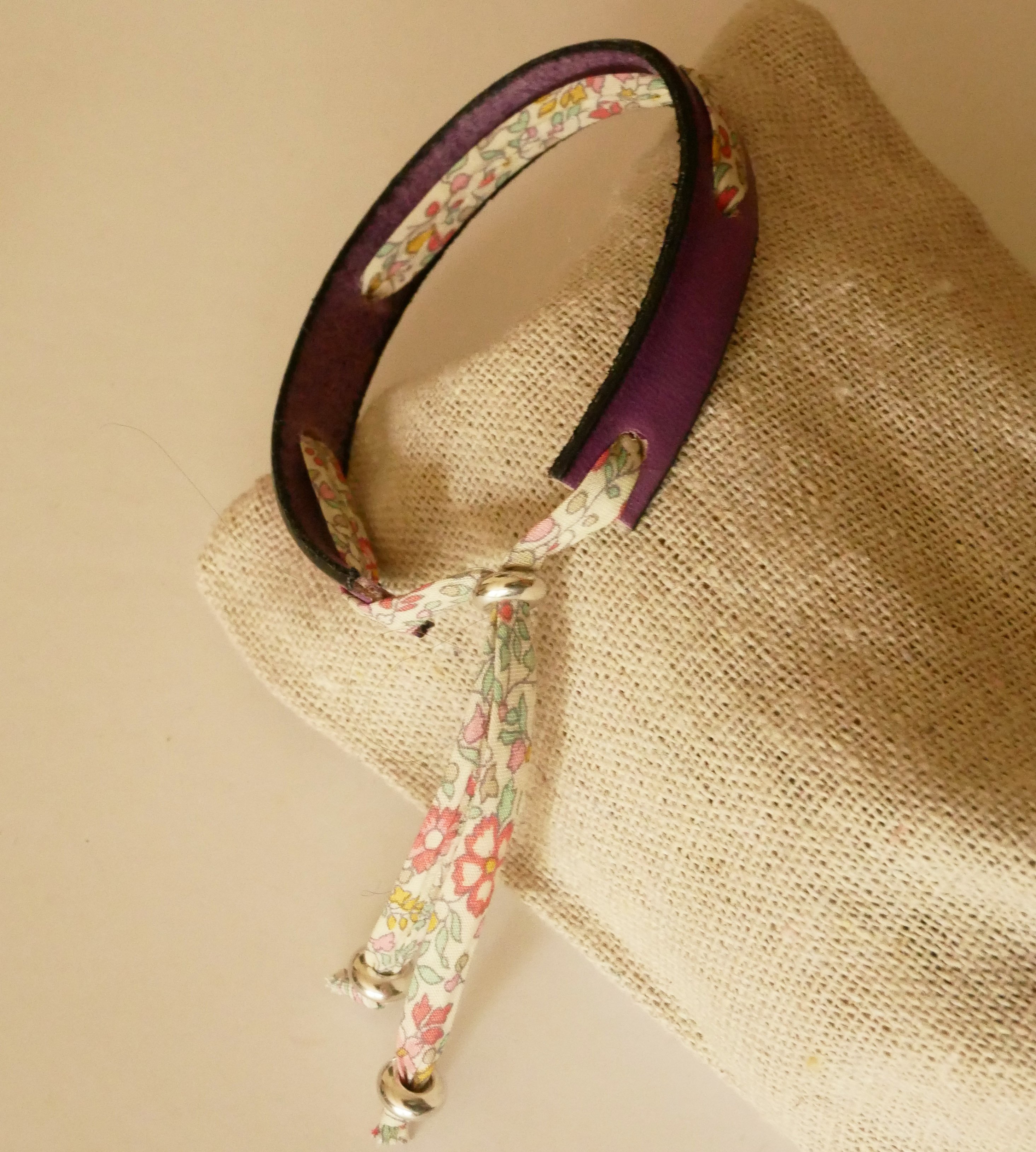 Pulsera Florâme "Brille" grabada con lazo liberty pastel sobre cuero morado