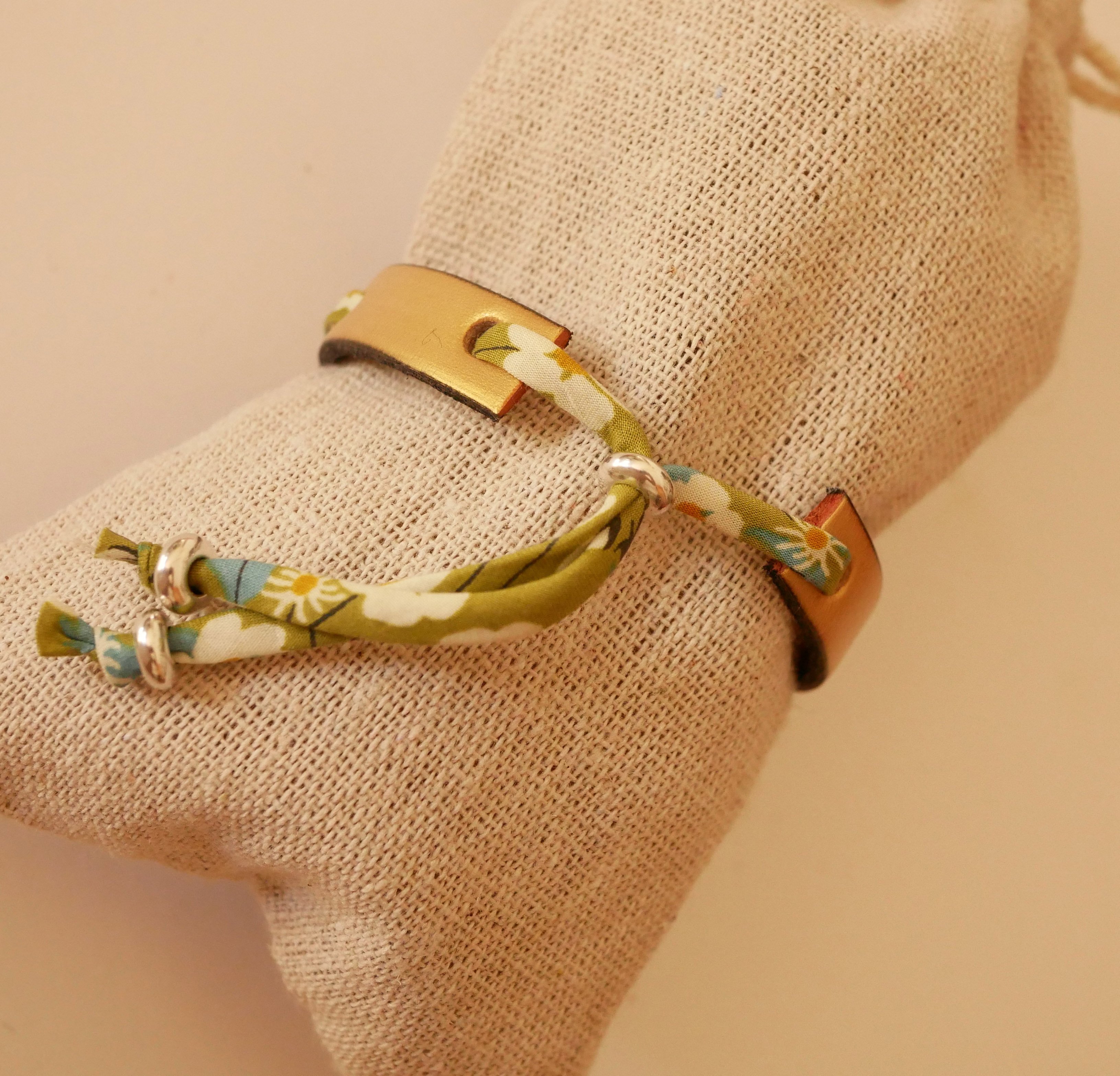 Pulsera Flor&acirc;me para personalizar con cord&oacute;n liberty a elegir y cuero para grabar