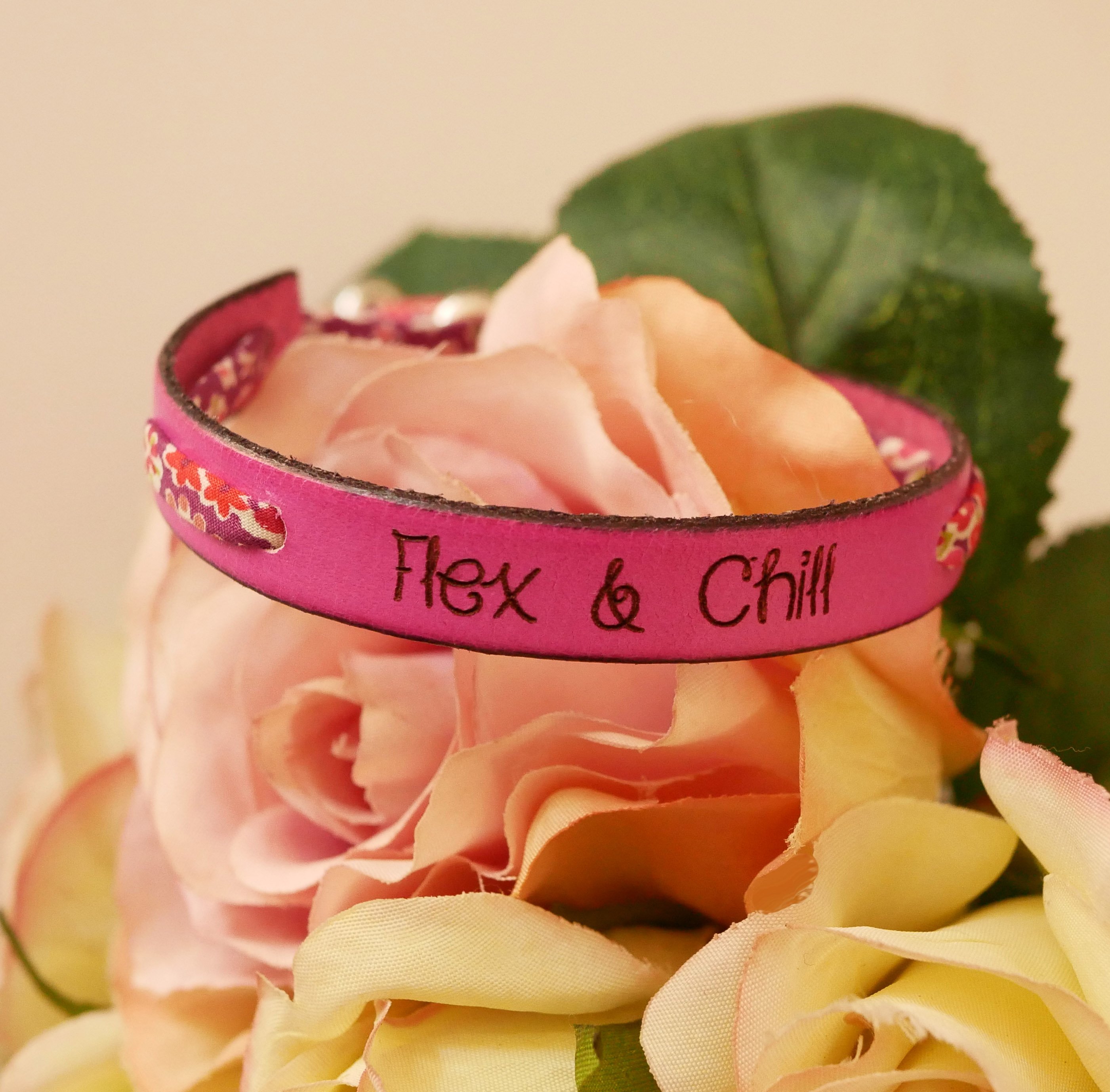 Pulsera Flor&acirc;me grabada Flex &amp; Chill con lazo floral liberty en piel fucsia